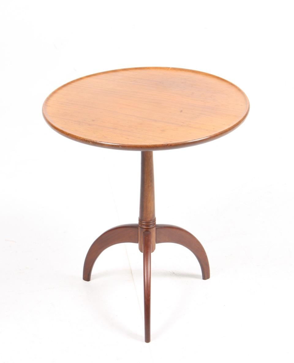 Elegant side table in mahogany by designer and cabinetmaker Frits Henningsen. Made in Denmark, circa 1945. Great original condition.