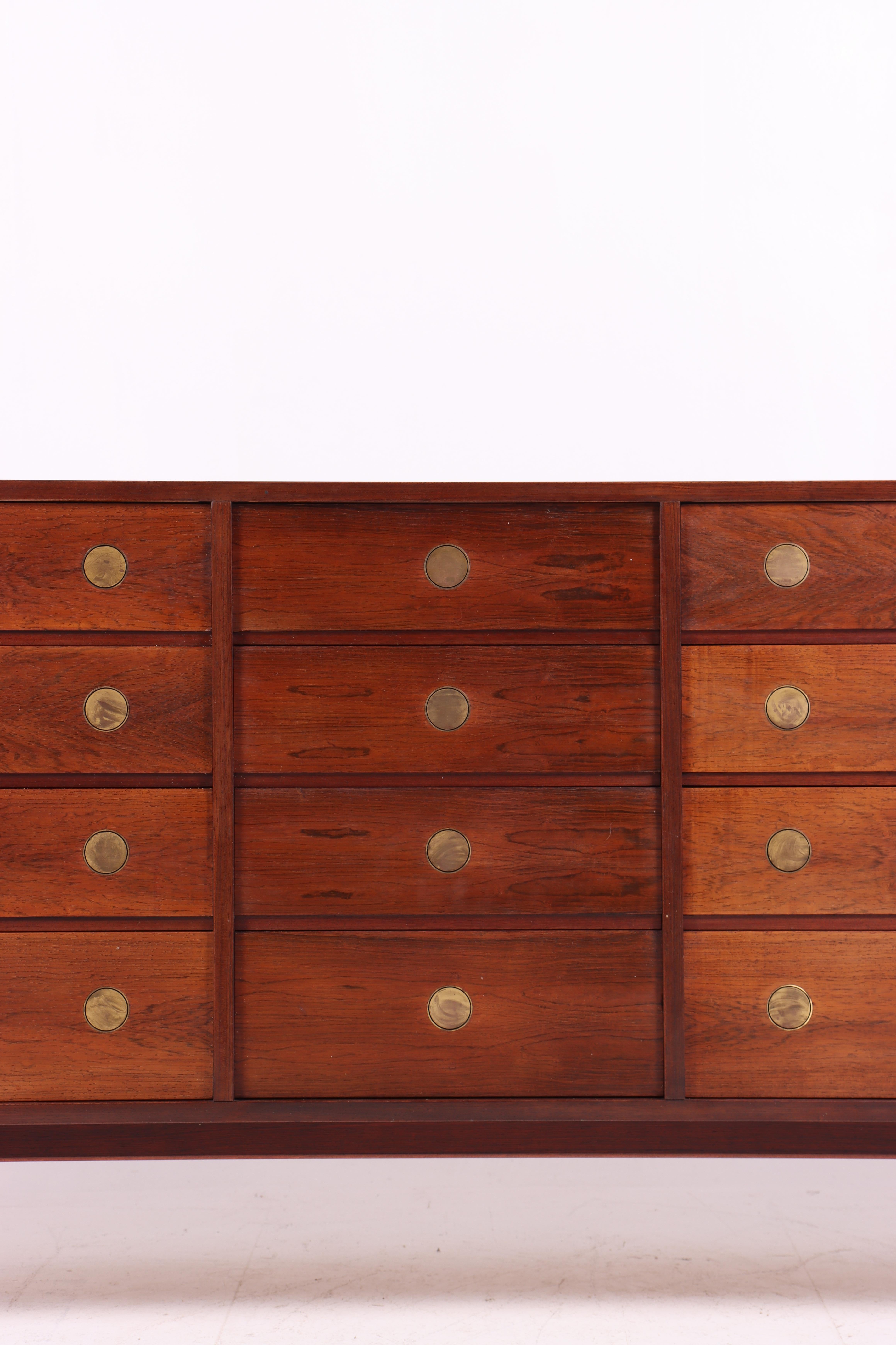 Credenza di grande effetto in legno di palissandro progettata e realizzata da Dyrlund. Ottime condizioni.