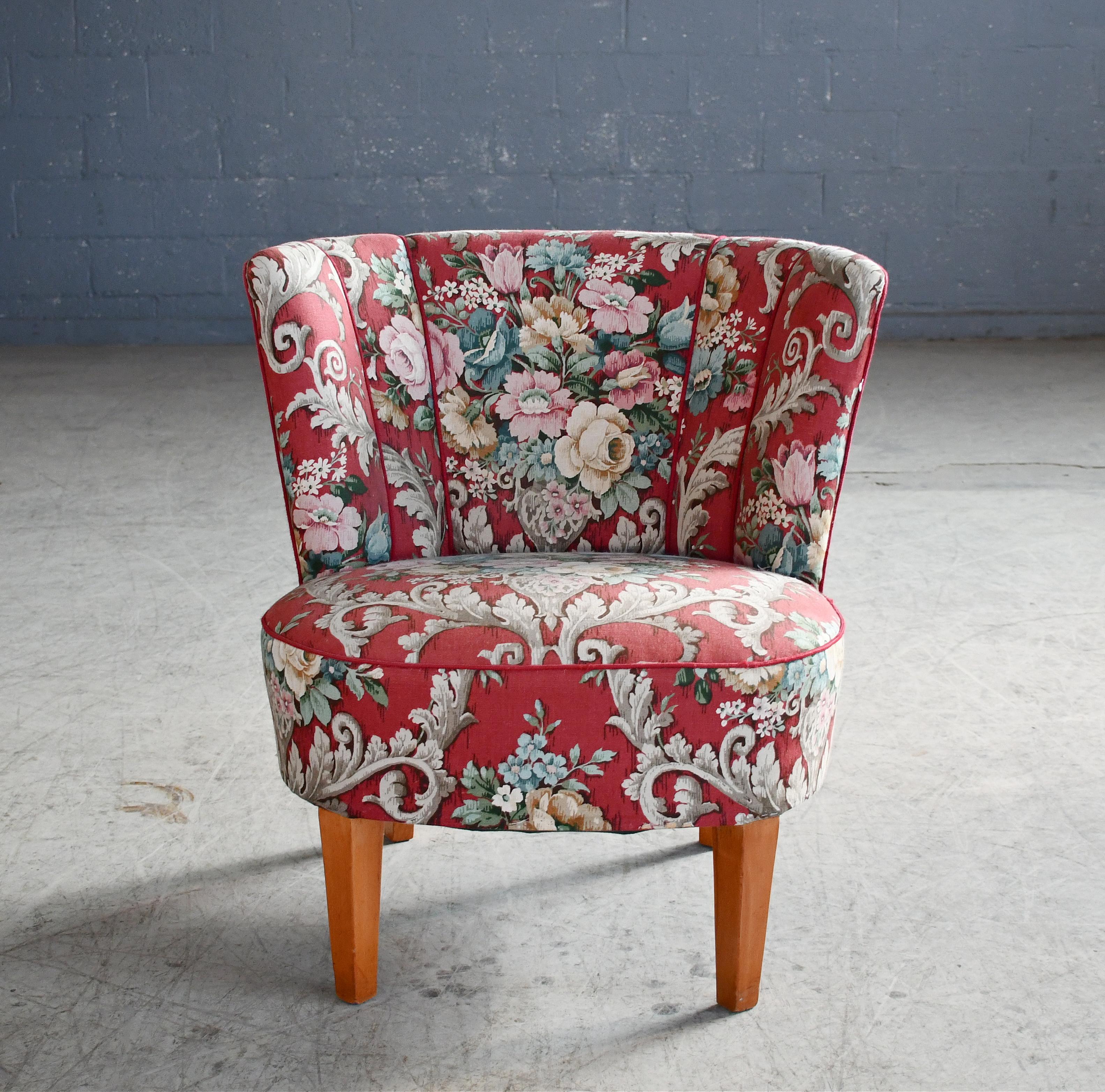Scandinavo moderno Sedia da salotto danese di metà secolo in tessuto floreale, anni '50 in vendita