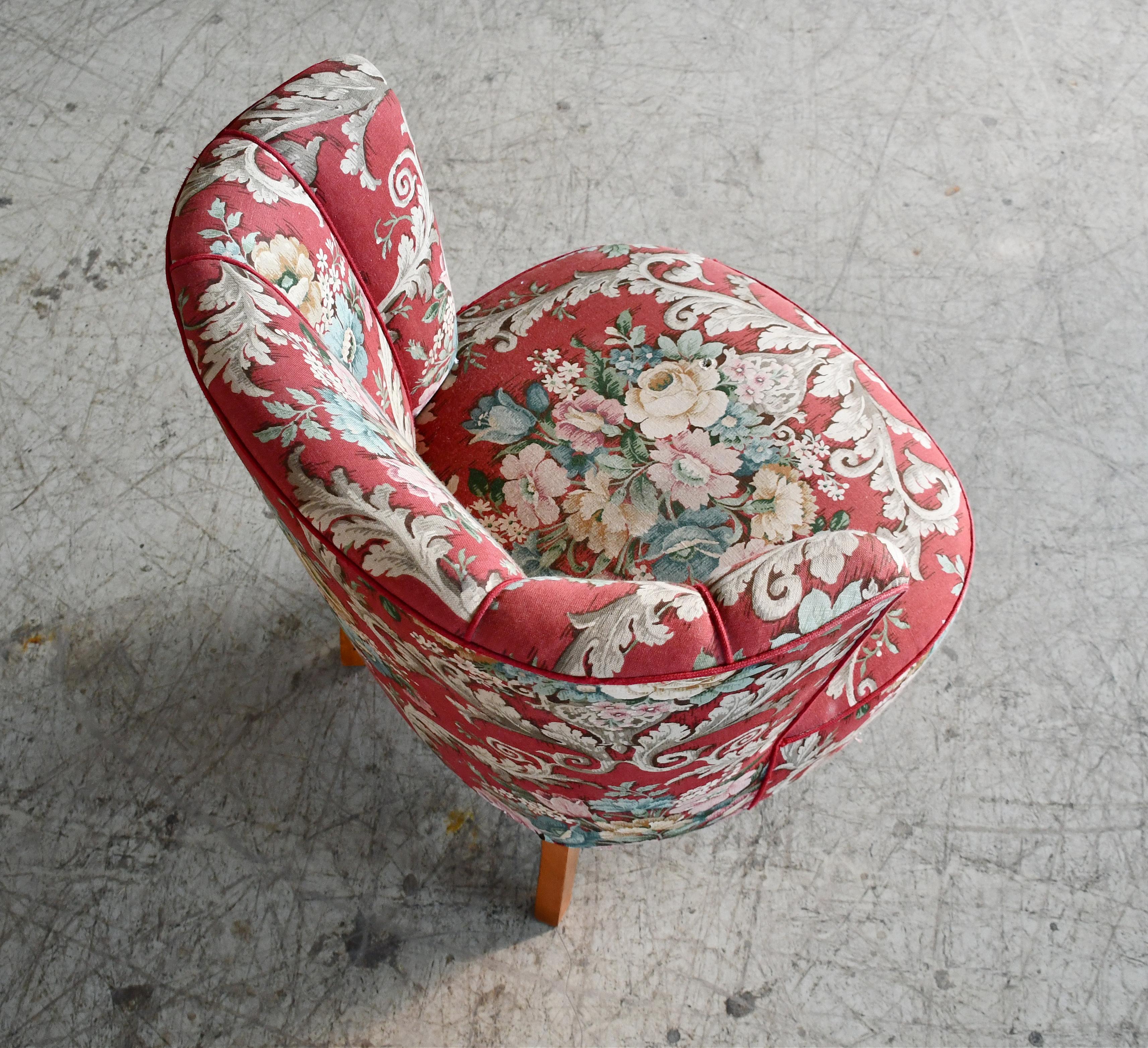 Metà XX secolo Sedia da salotto danese di metà secolo in tessuto floreale, anni '50 in vendita