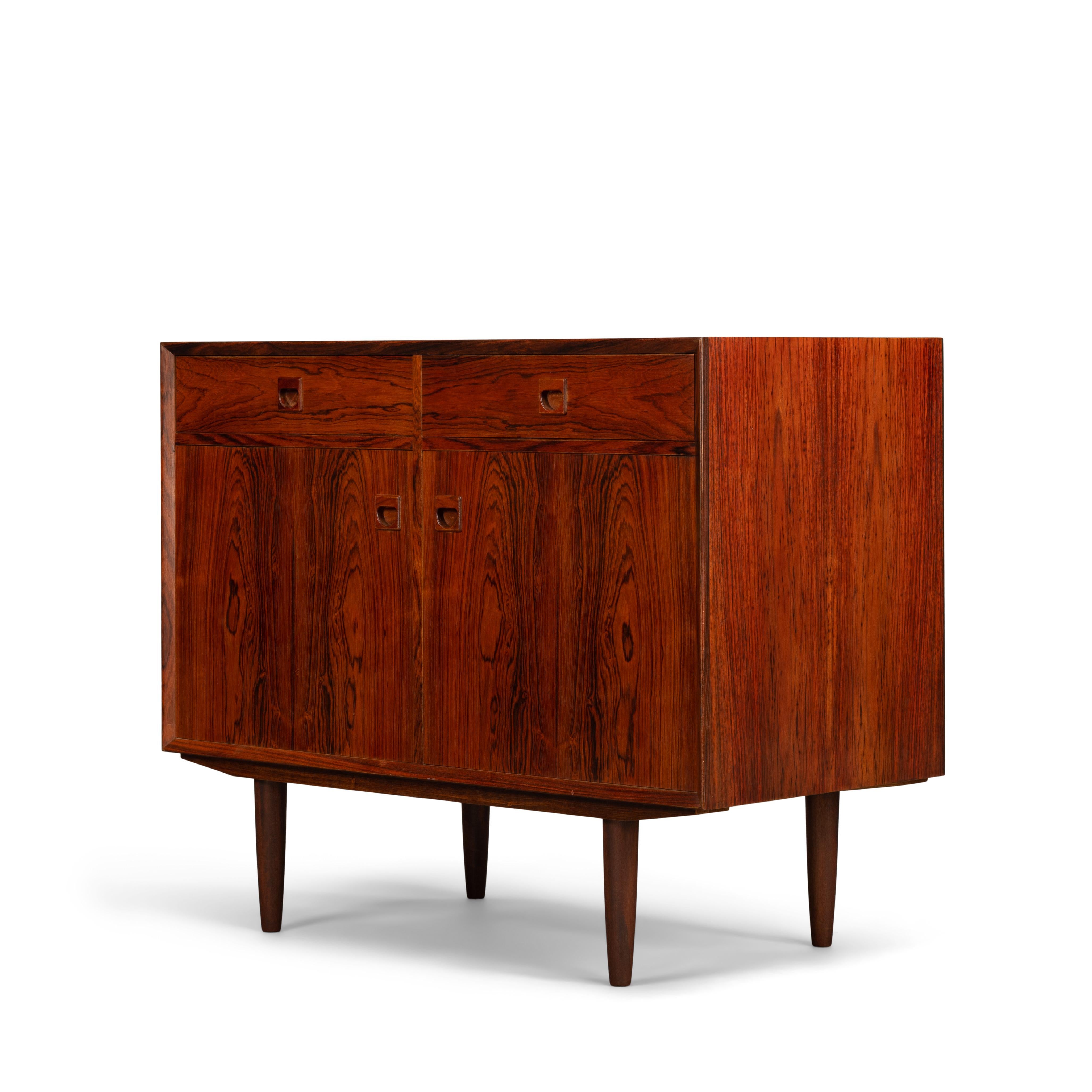 Small sideboard with lovely expressive veneer designed by E. Brouer and manufactured by Brouer Møbelfabrik. An eye-catcher in every hallway, study or living! This sideboard has a top layer of two drawers that fit like a glove. Underneath are two