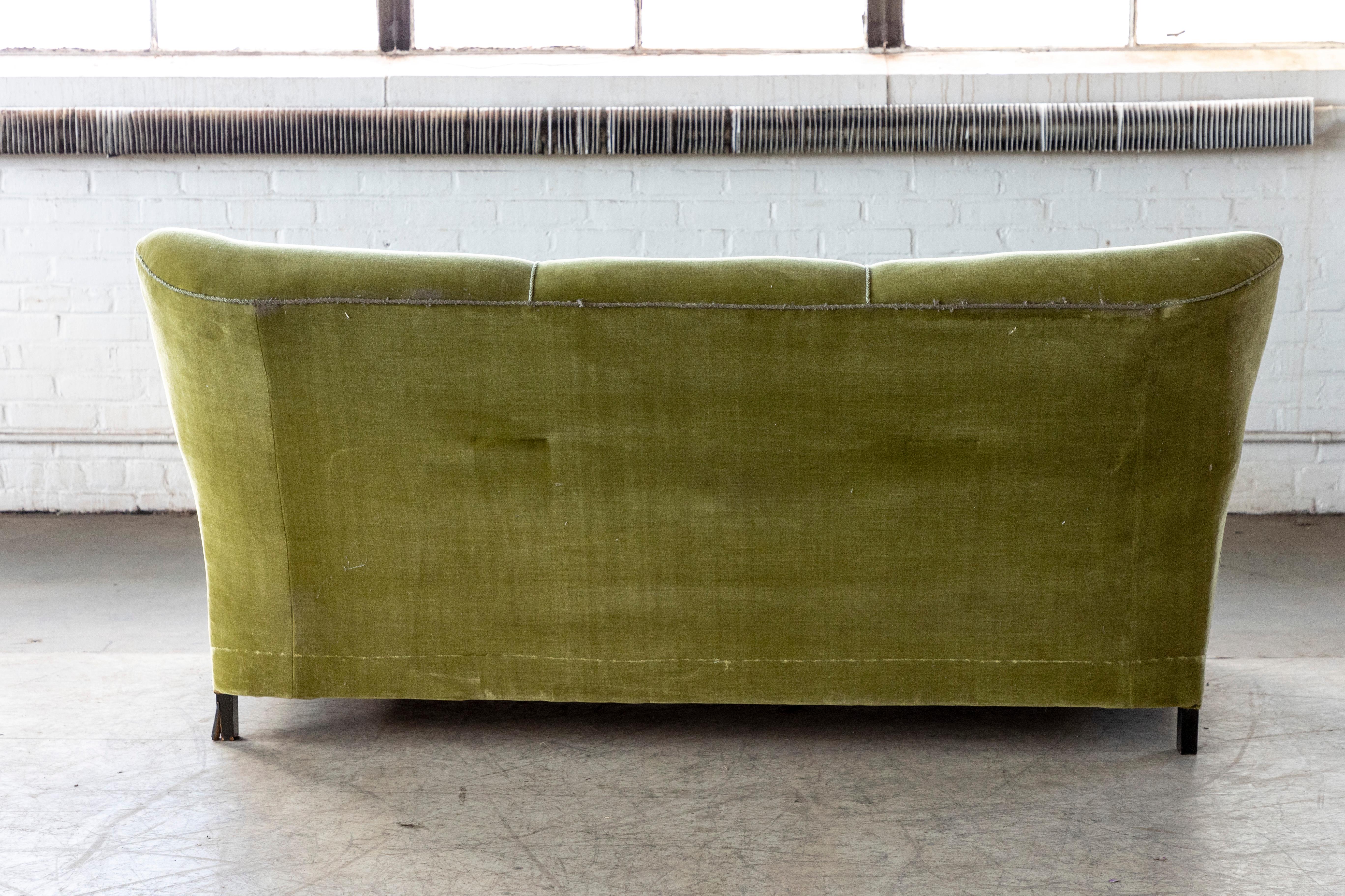 Dänisches Mid-Century-Sofa aus grünem Mohair mit Art-déco-Beinen 4
