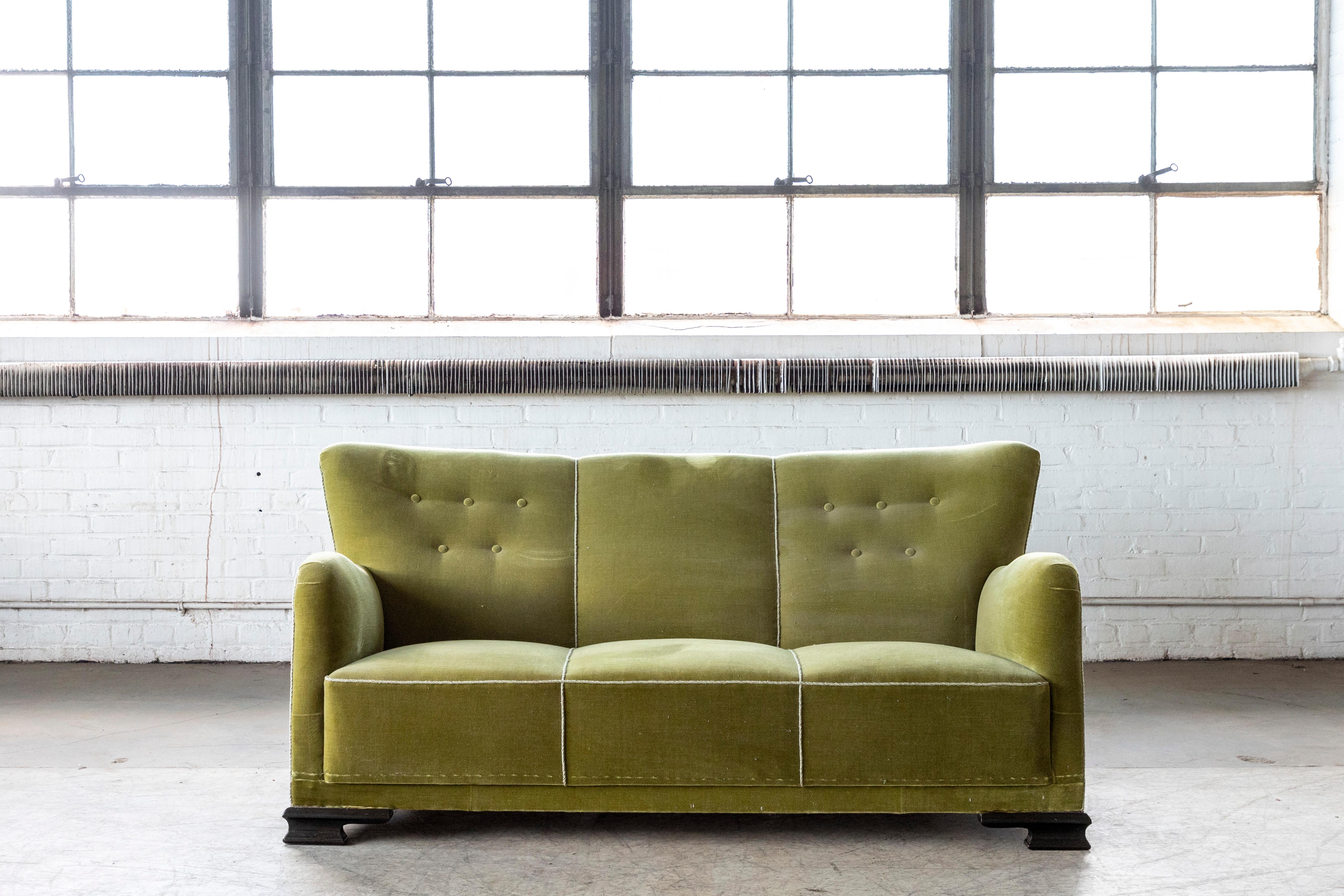 Dänisches Mid-Century-Sofa aus grünem Mohair mit Art-déco-Beinen (Skandinavische Moderne)