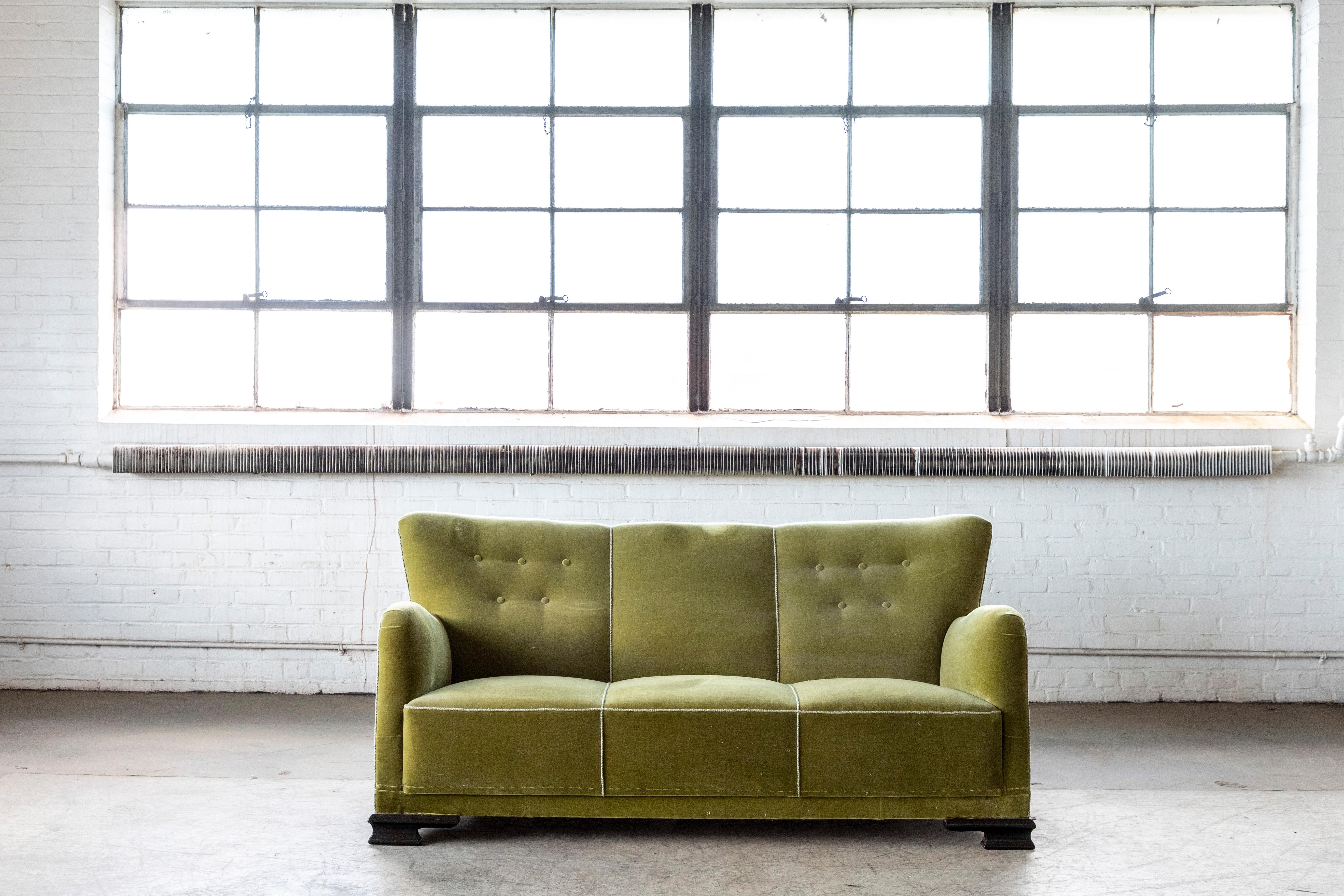 Dänisches Mid-Century-Sofa aus grünem Mohair mit Art-déco-Beinen im Zustand „Gut“ in Bridgeport, CT
