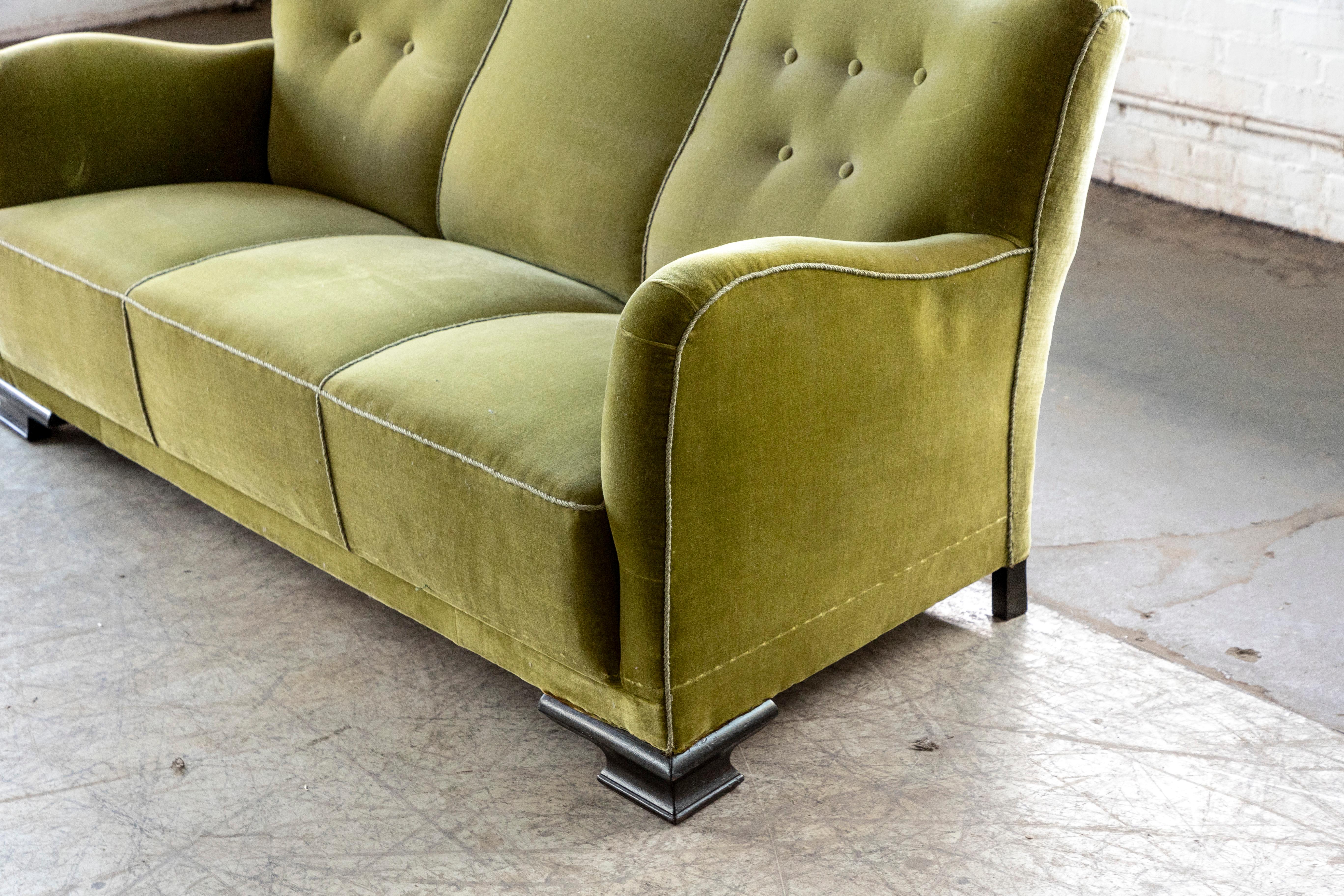 Dänisches Mid-Century-Sofa aus grünem Mohair mit Art-déco-Beinen (Mohairwolle)