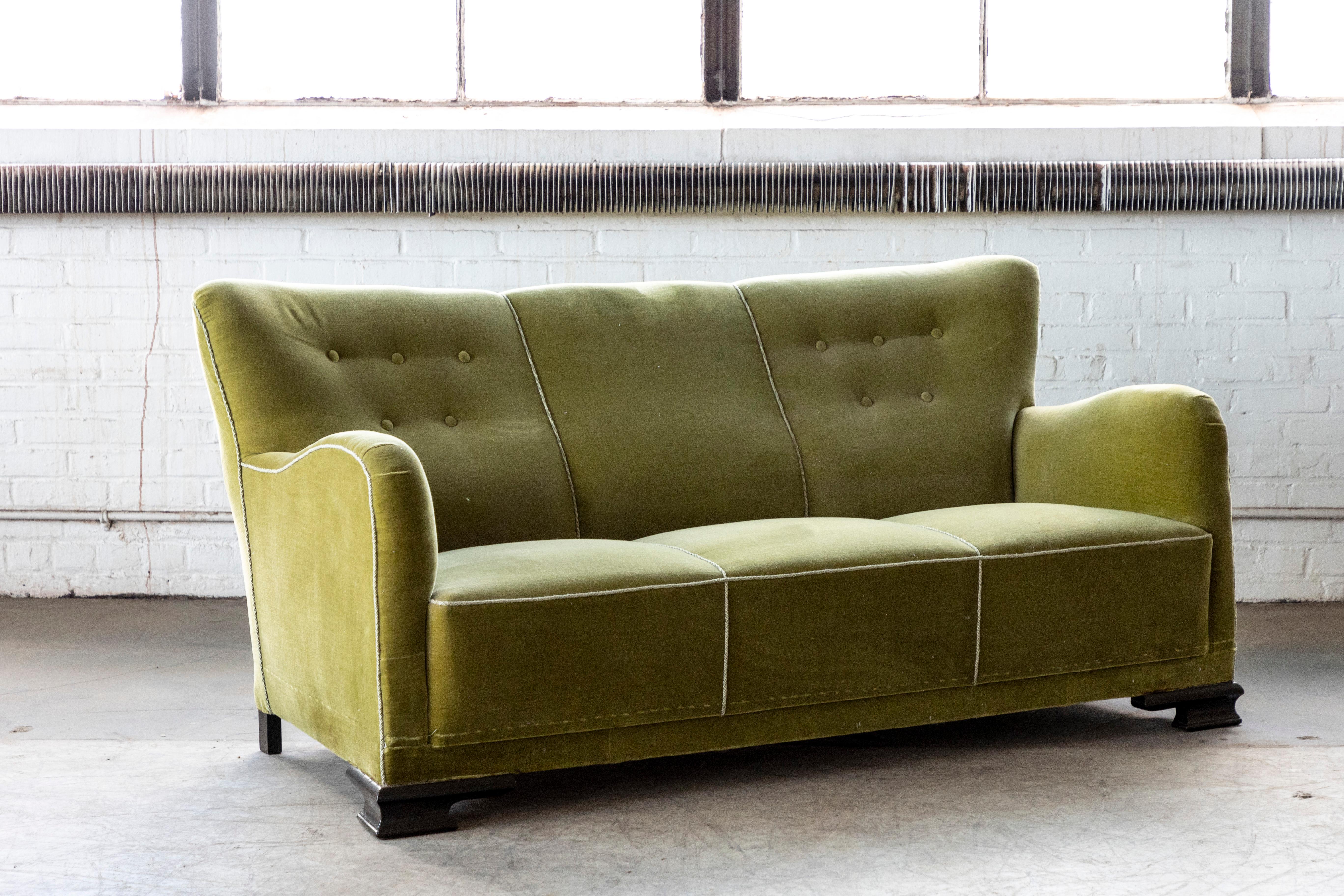 Dänisches Mid-Century-Sofa aus grünem Mohair mit Art-déco-Beinen 2