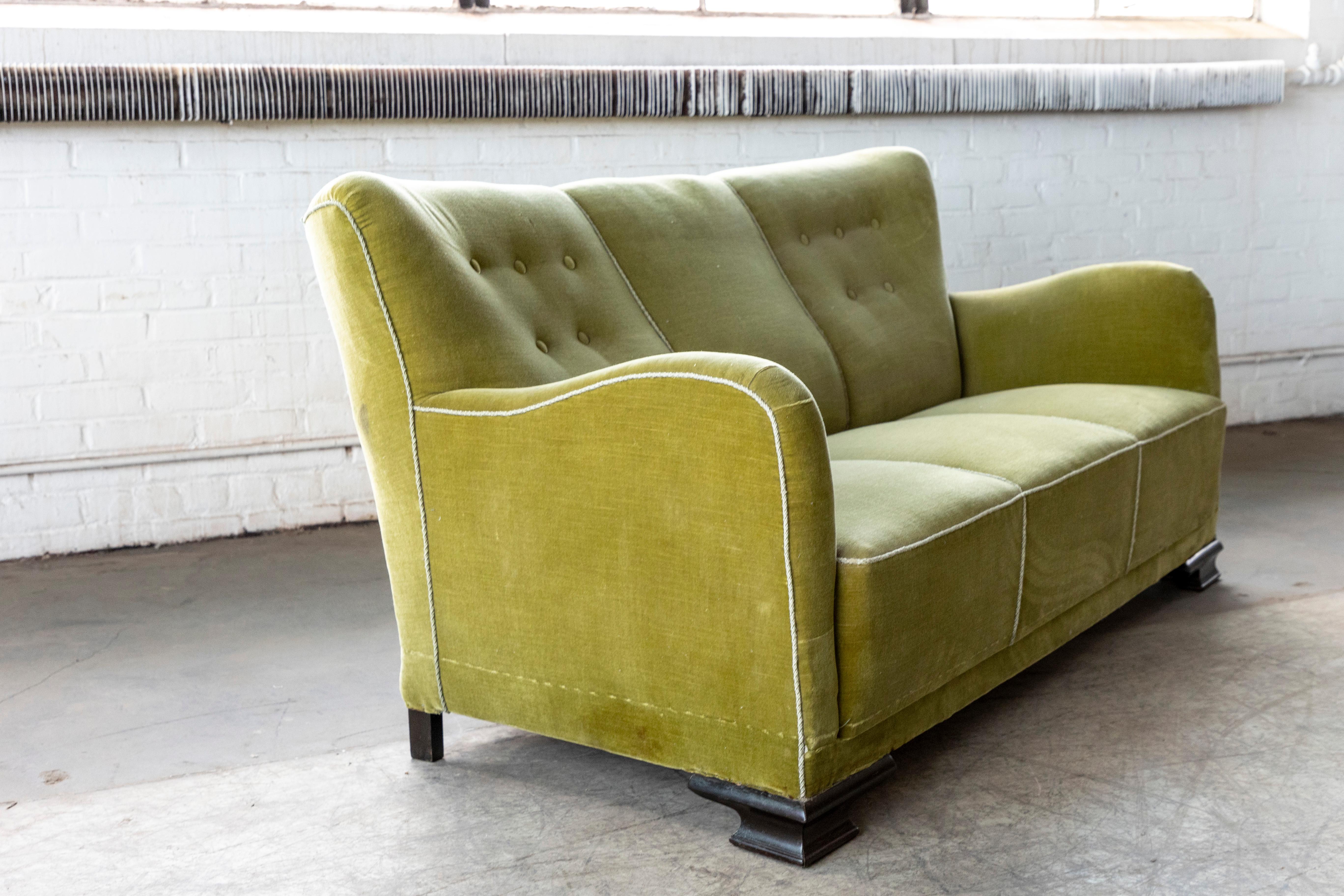 Dänisches Mid-Century-Sofa aus grünem Mohair mit Art-déco-Beinen 3