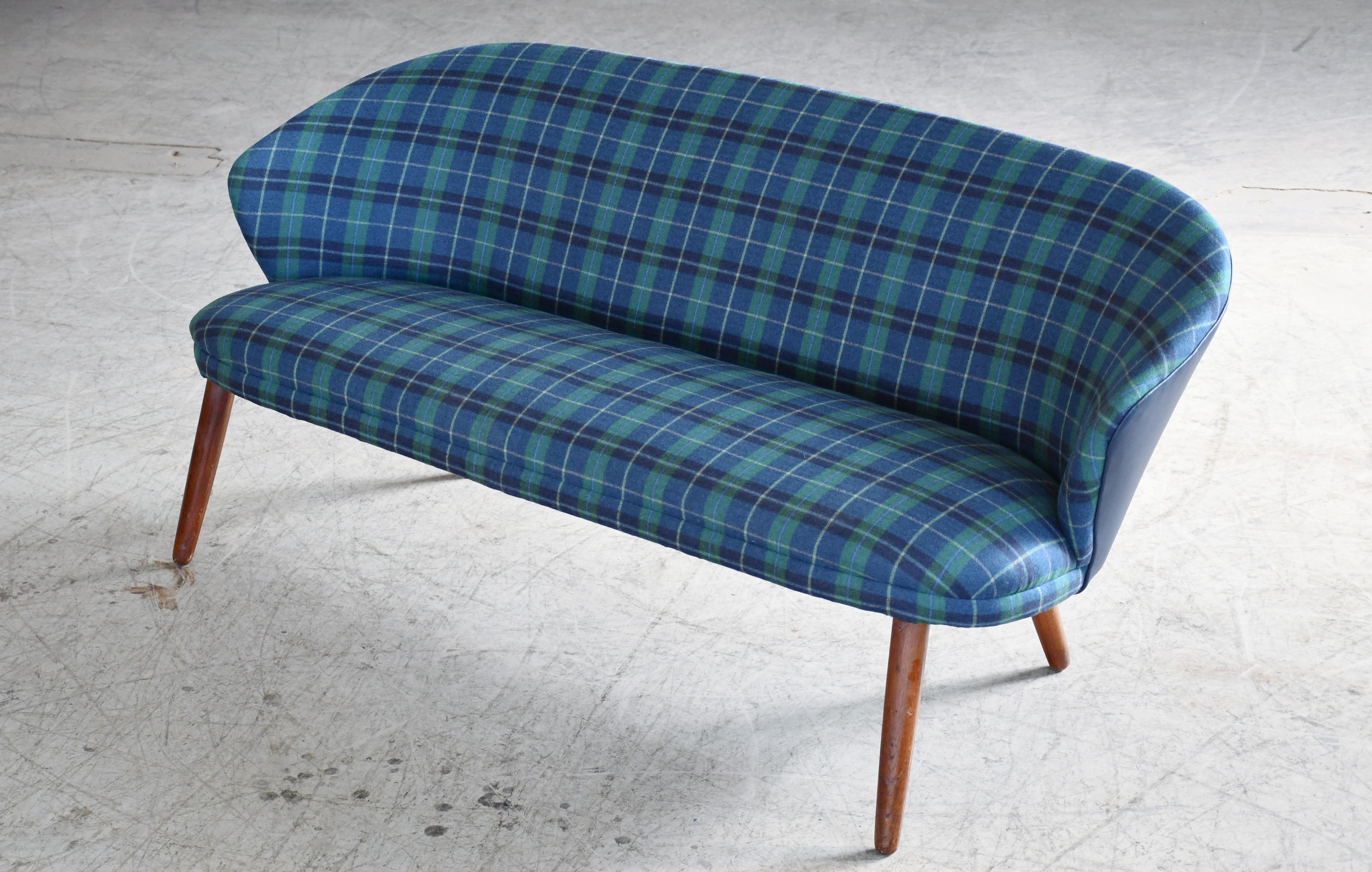 Scandinave moderne Canapé danois du milieu du siècle avec pieds en teck, am designs Bent Møller Jepsen DN en vente
