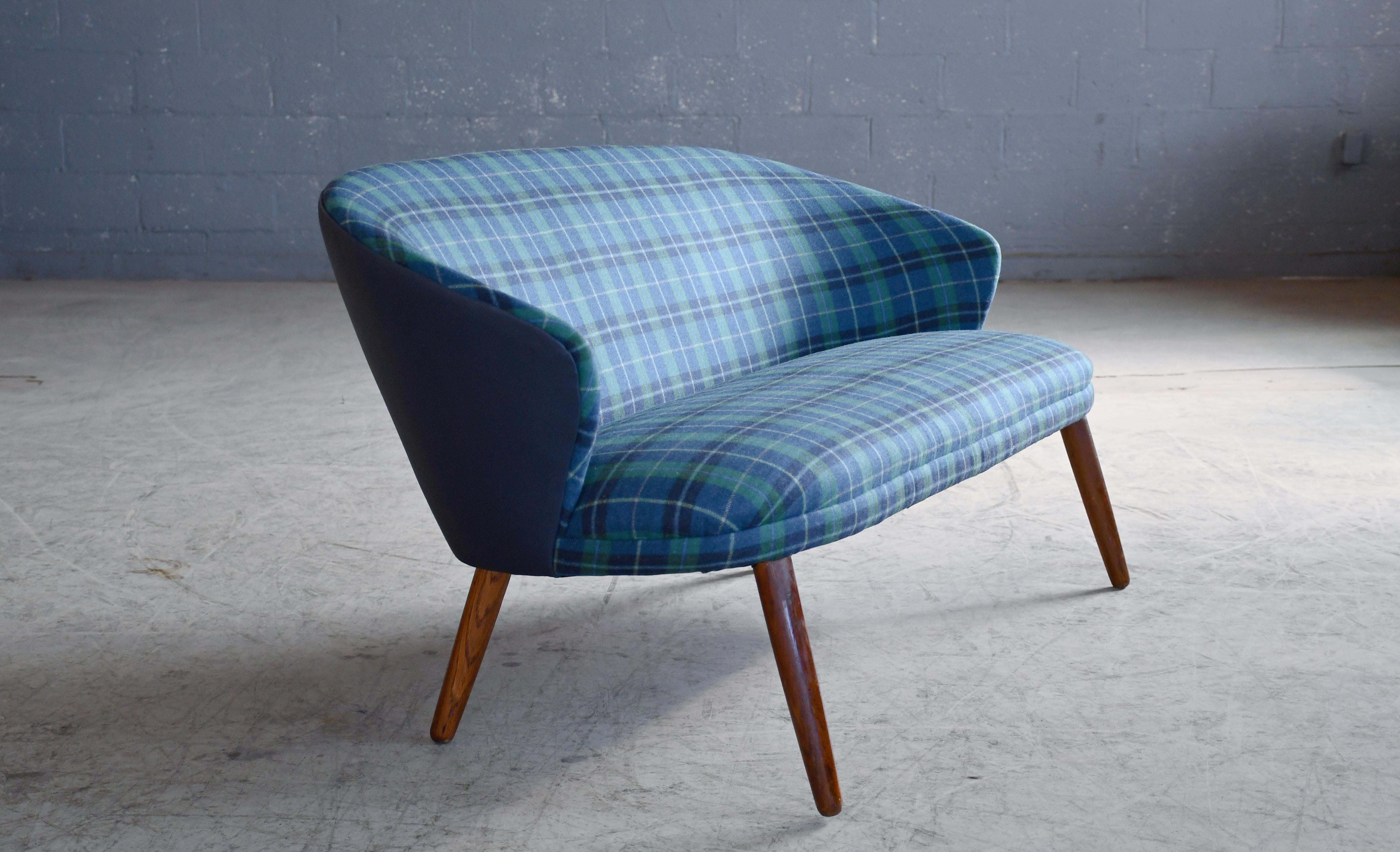 Canapé danois du milieu du siècle avec pieds en teck, am designs Bent Møller Jepsen DN Bon état - En vente à Bridgeport, CT