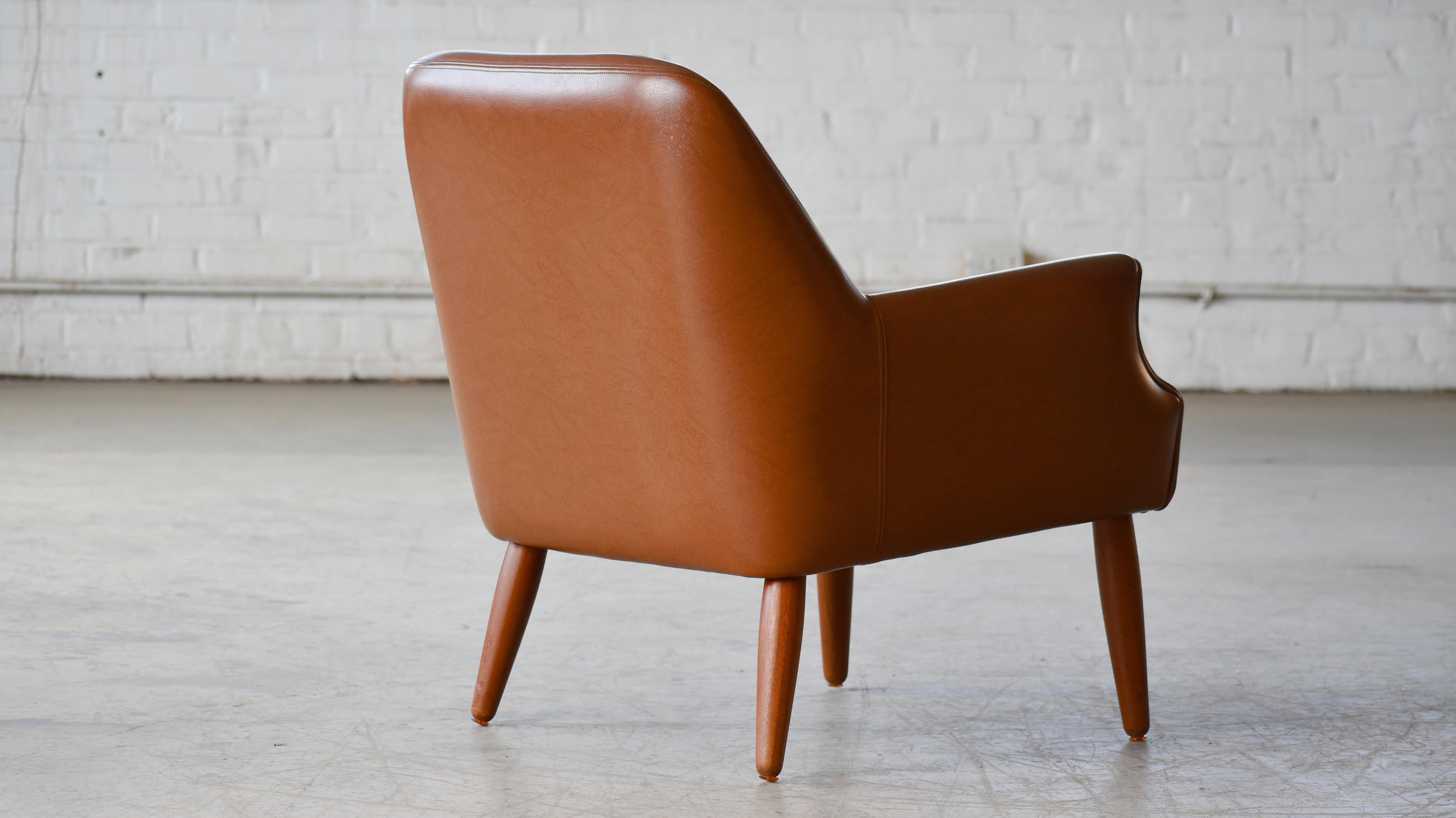 Danish Midcentury Space Age Lounge Chair in Teak and Naugahyde For Sale 5