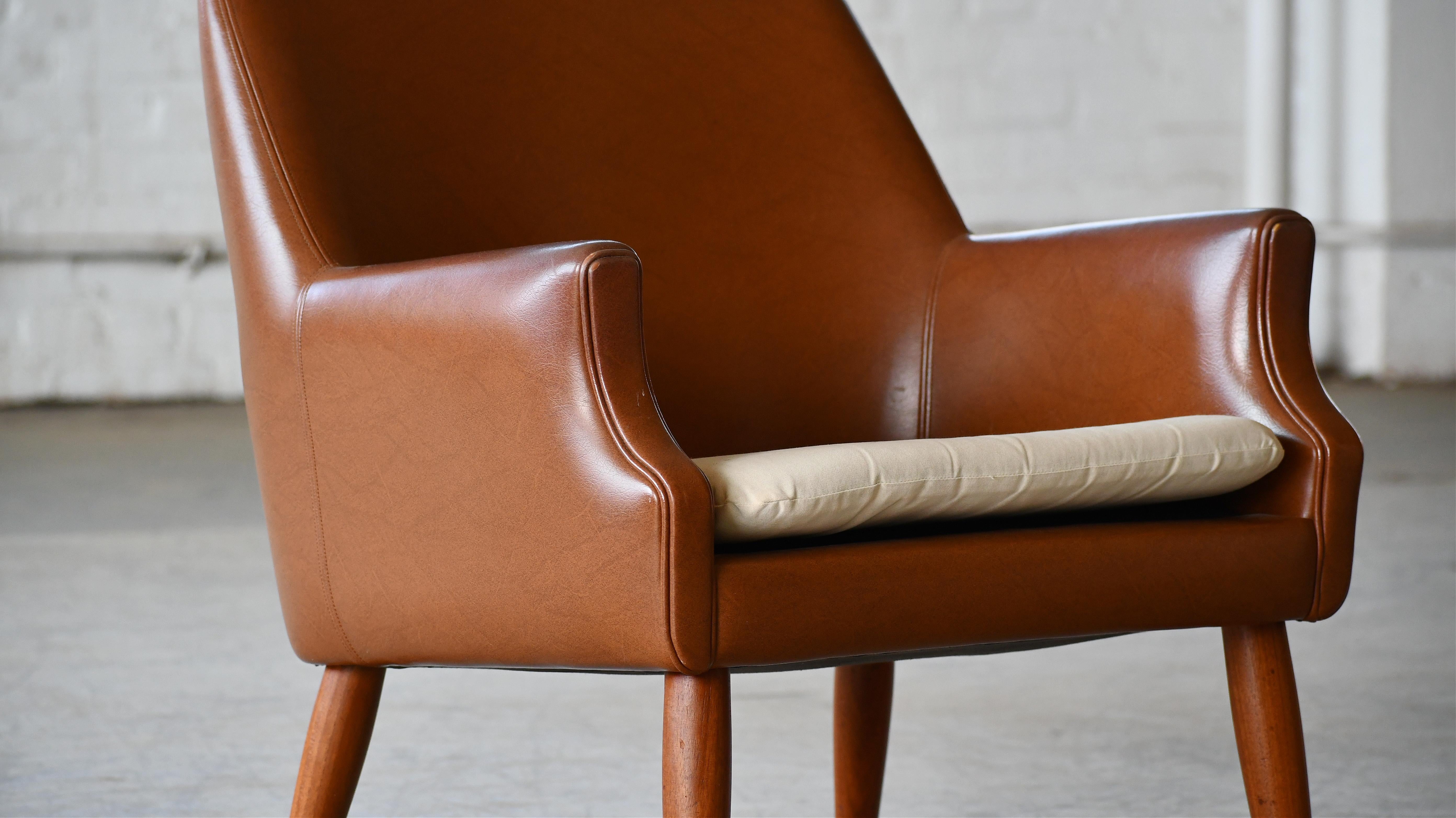 Chaise longue danoise du milieu du siècle, Space A, en teck et Naugahyde Bon état - En vente à Bridgeport, CT