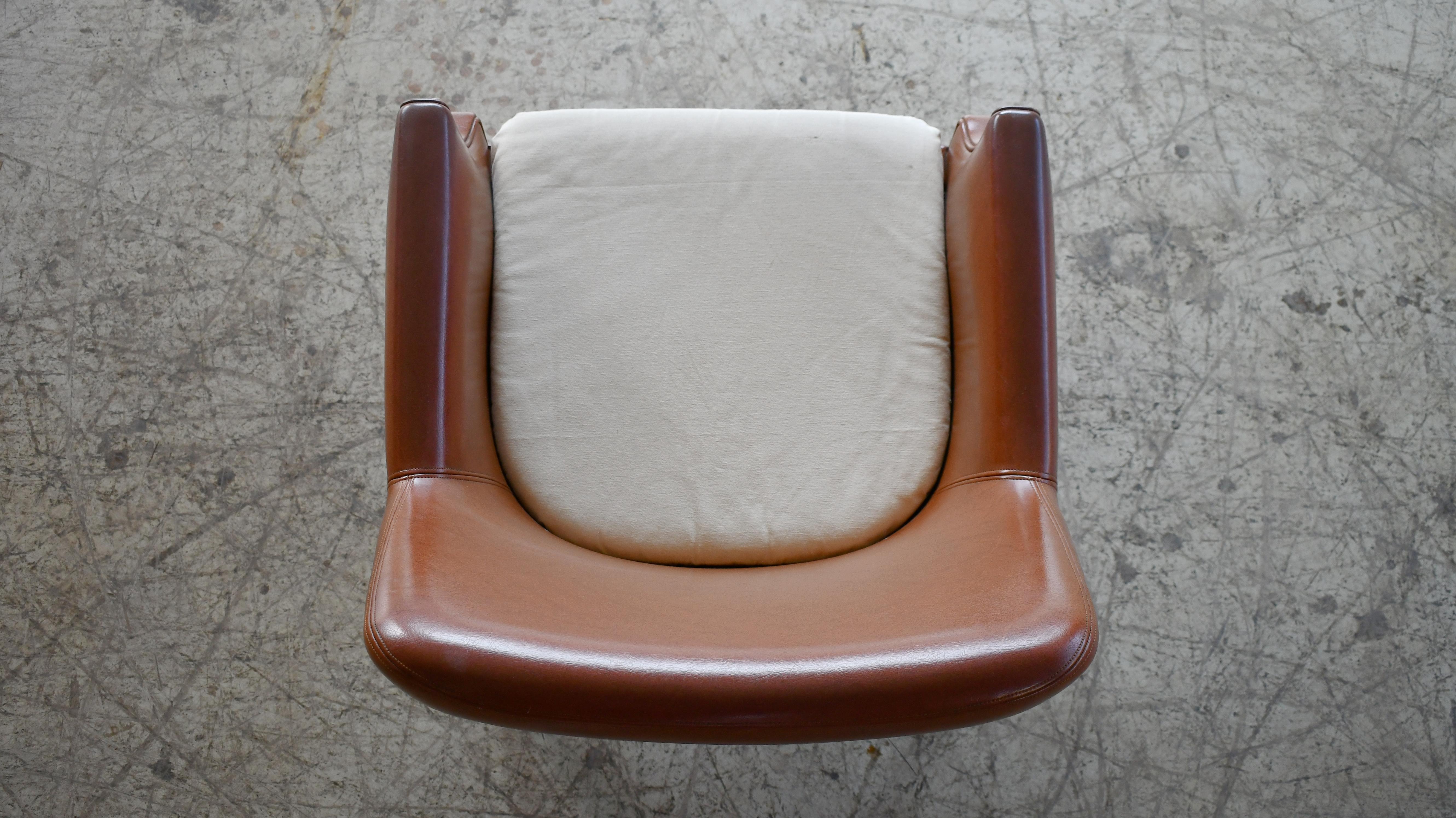 Danish Midcentury Space Age Lounge Chair in Teak and Naugahyde For Sale 3