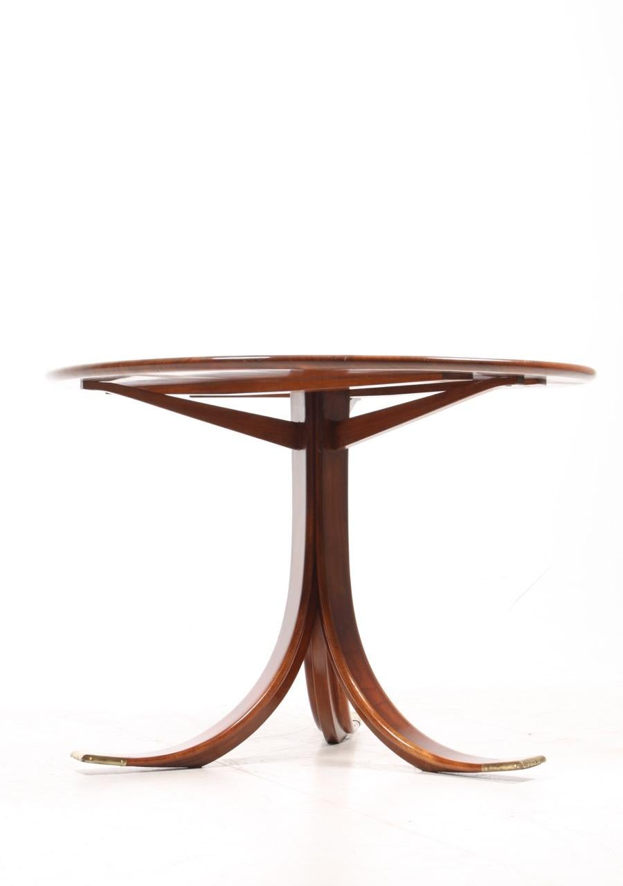 Elegant side table in mahogany by designer and cabinetmaker Frits Henningsen. Made in Denmark, 1940s. Great original condition.