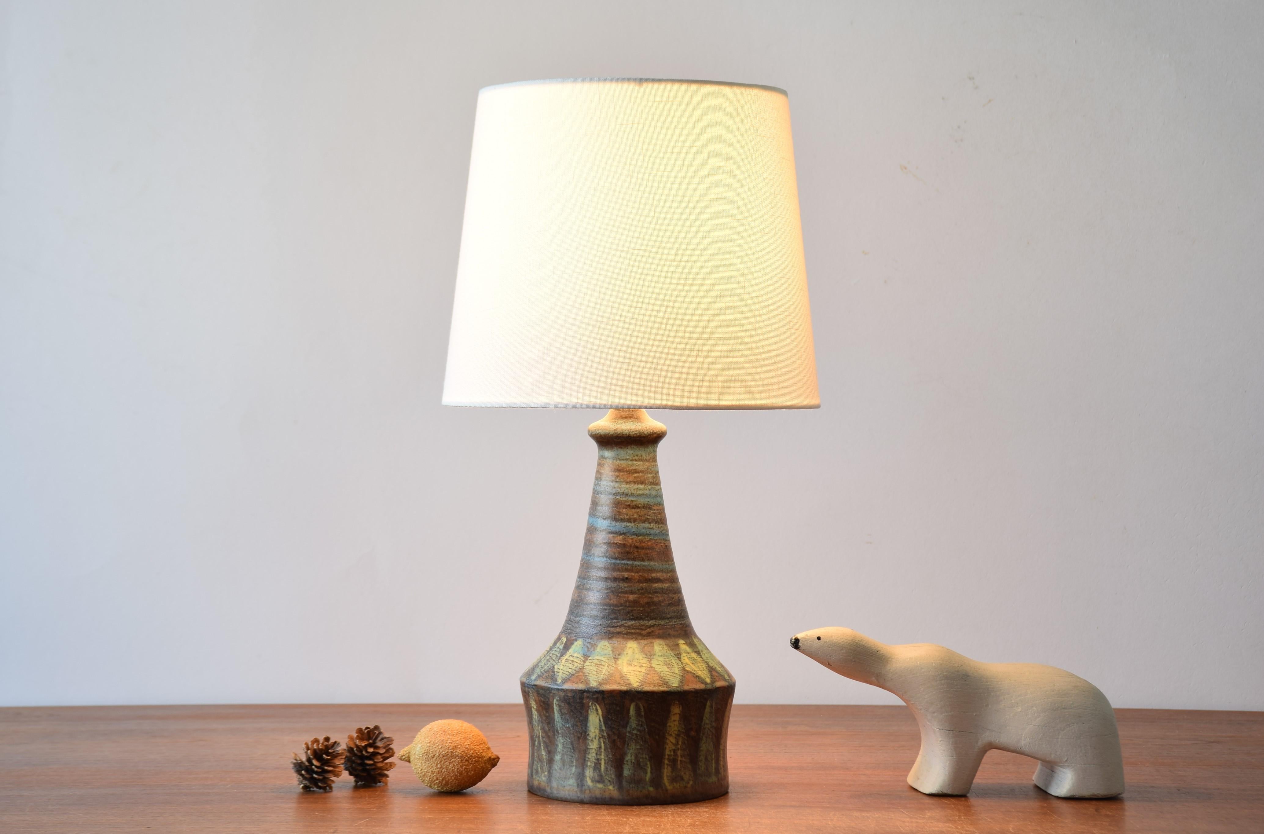 Mid-century ceramic table lamp by Danish painter and ceramist Kai Klinge (1925-2000). Made circa 1950s to 60s. 

The lamp is decorated with Kai Klinge´s typical matte glaze in brown and petrol blue, rhombuses and triangles in yellow and