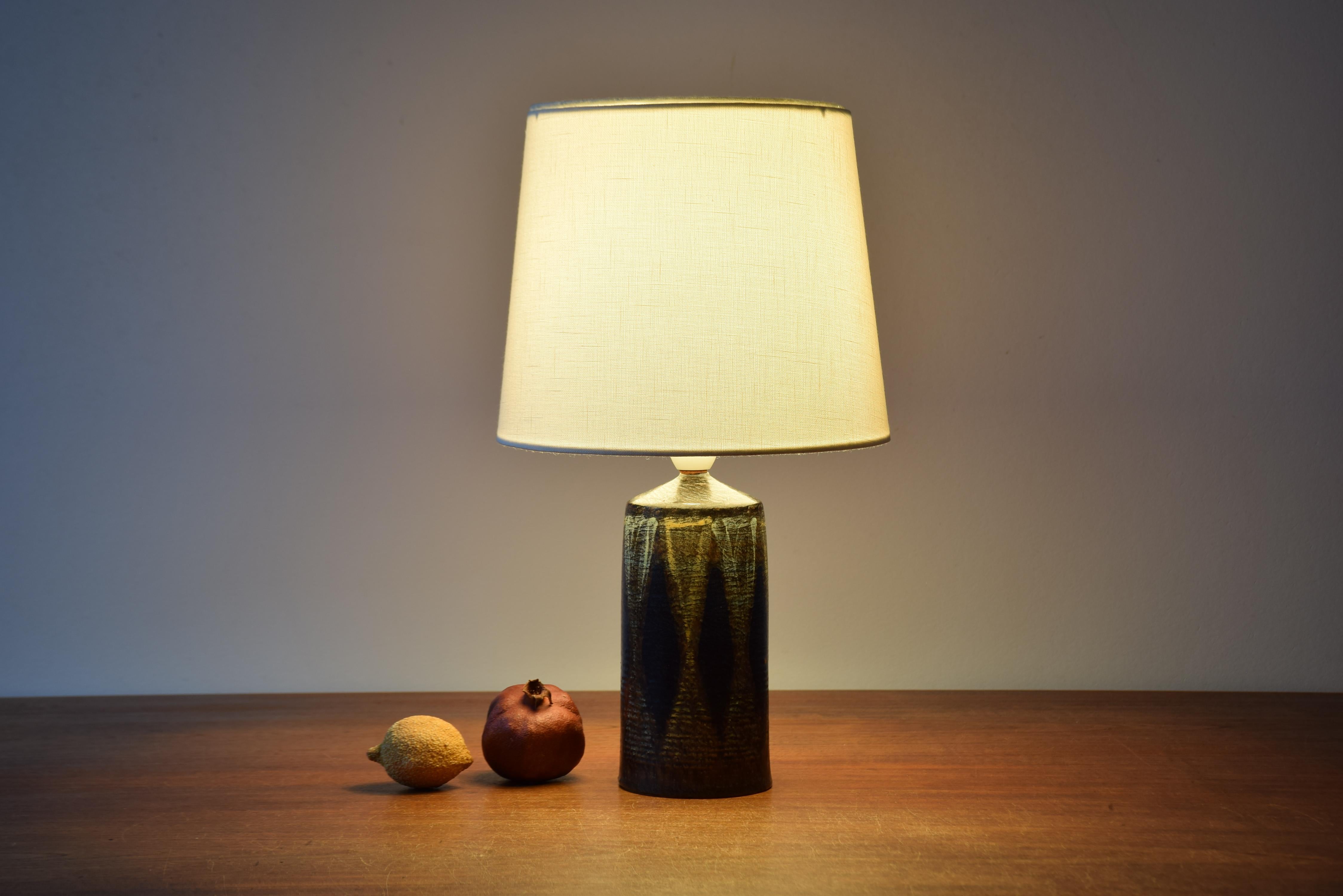 Midcentury ceramic table lamp by Danish painter and ceramist Kai Klinge (1925-2000). Made circa 1950s to 1960s. 

The lamp is decorated with Kai Klinge´s typical semi matte glaze in muted colors: brown, ochre, yellow, dark blue and pale