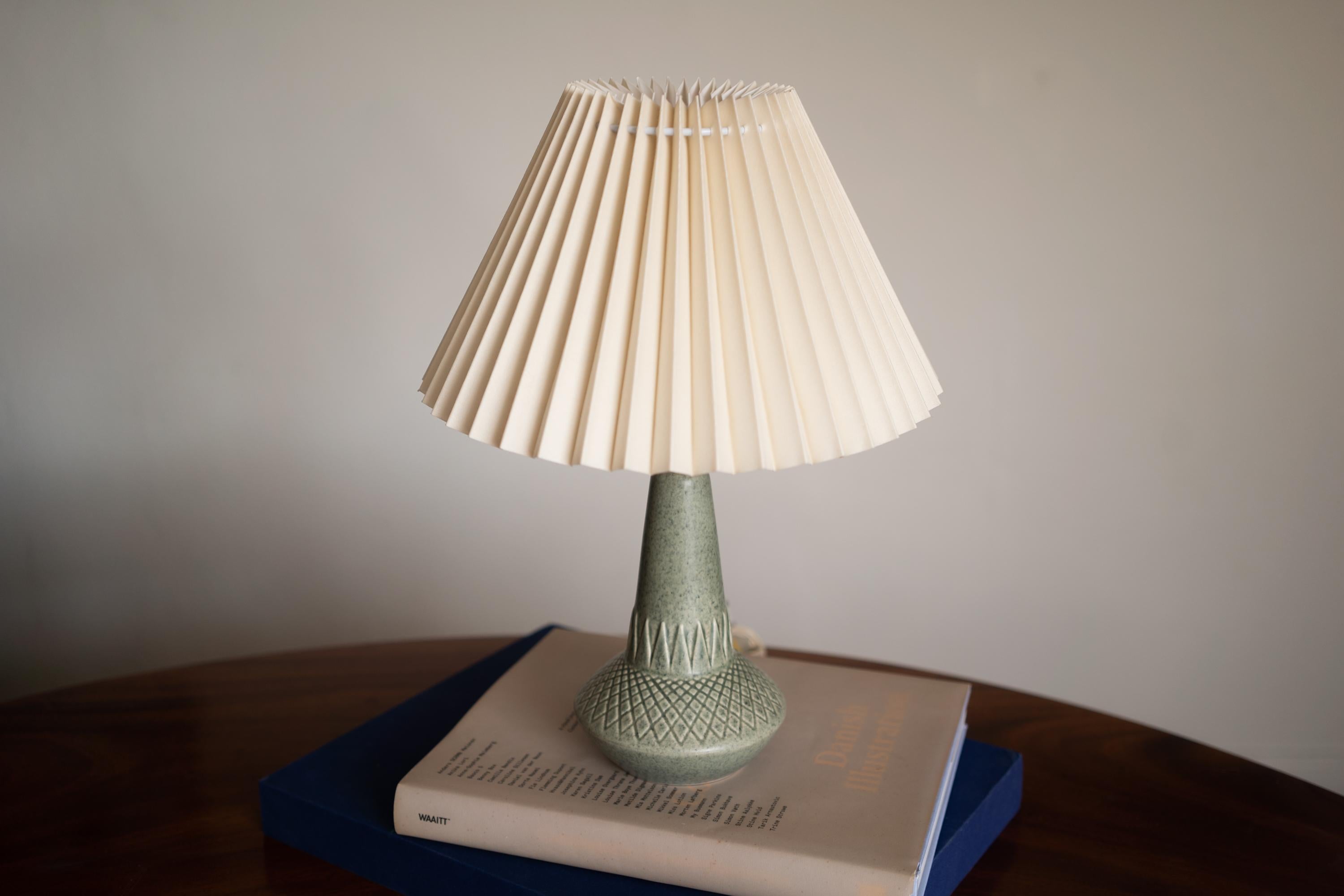 Petite lampe de table par Einar Johansen pour Søholm Stentøj, Danemark, années 1960.

Estampillé et signé sur la base.

Vendu sans abat-jour. La hauteur inclut la douille. Entièrement fonctionnel et en très bon état.