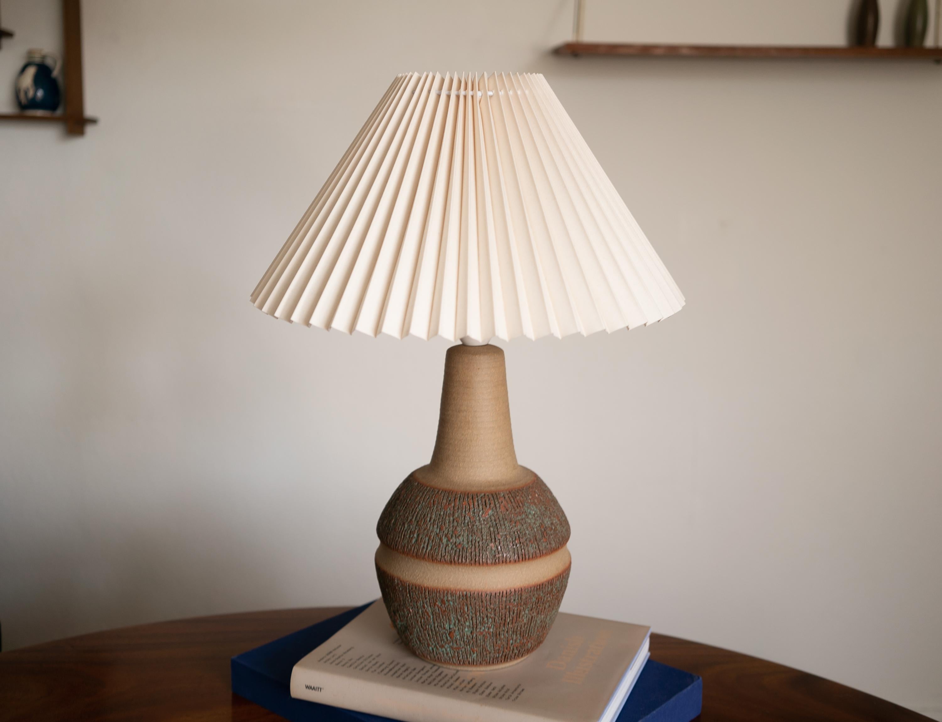 Small table lamp by Einar Johansen for Søholm Stentøj, Denmark, 1960s.

Stamped and signed on the base.

Sold without lampshade. Height includes socket. Fully functional and in beautiful condition.