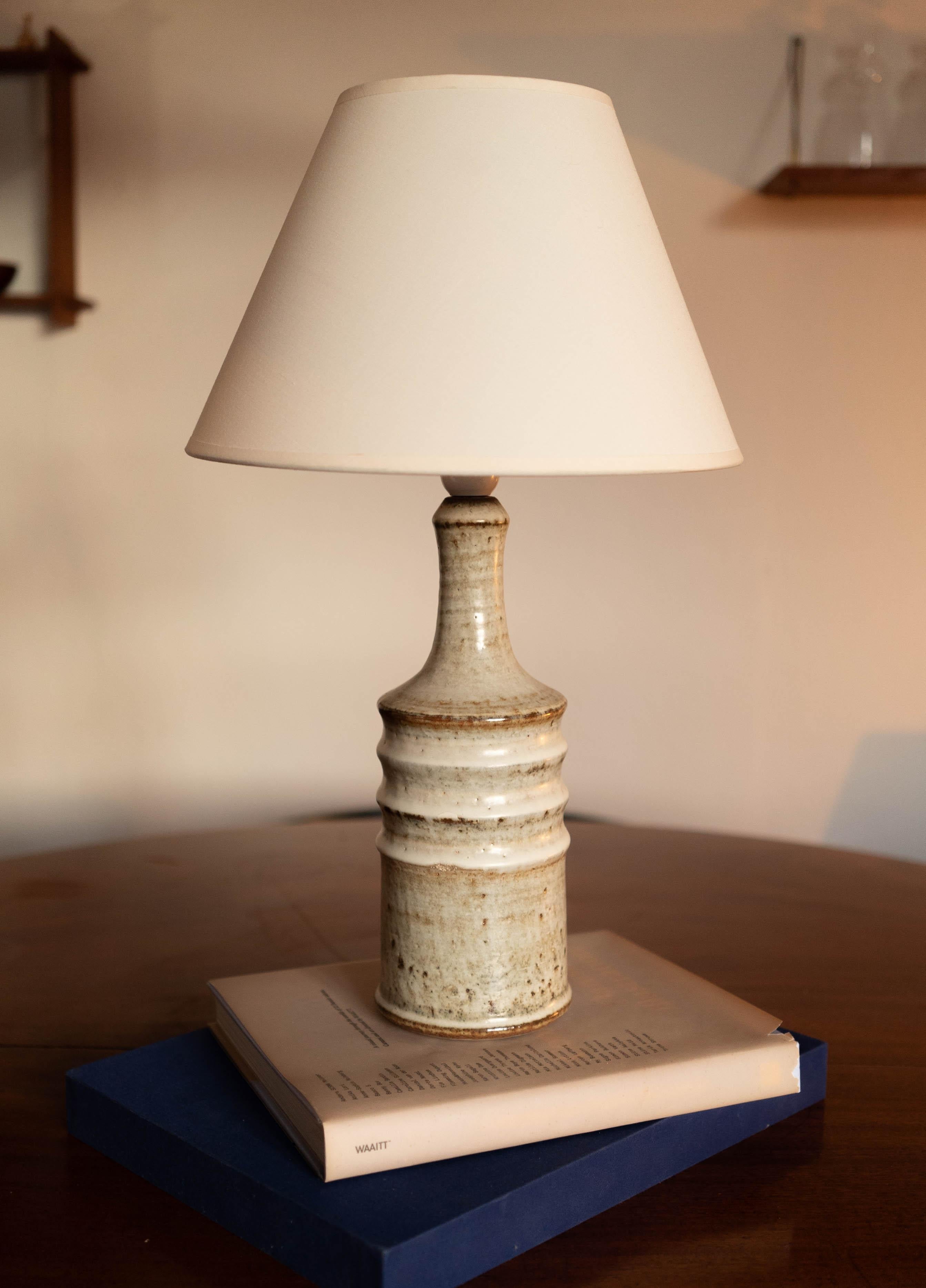Small table lamp by Einar Johansen for Søholm Stentøj, Denmark, 1960s.

Stamped and signed on the base.

Sold without lampshade. Height includes socket. Fully functional and in beautiful condition.