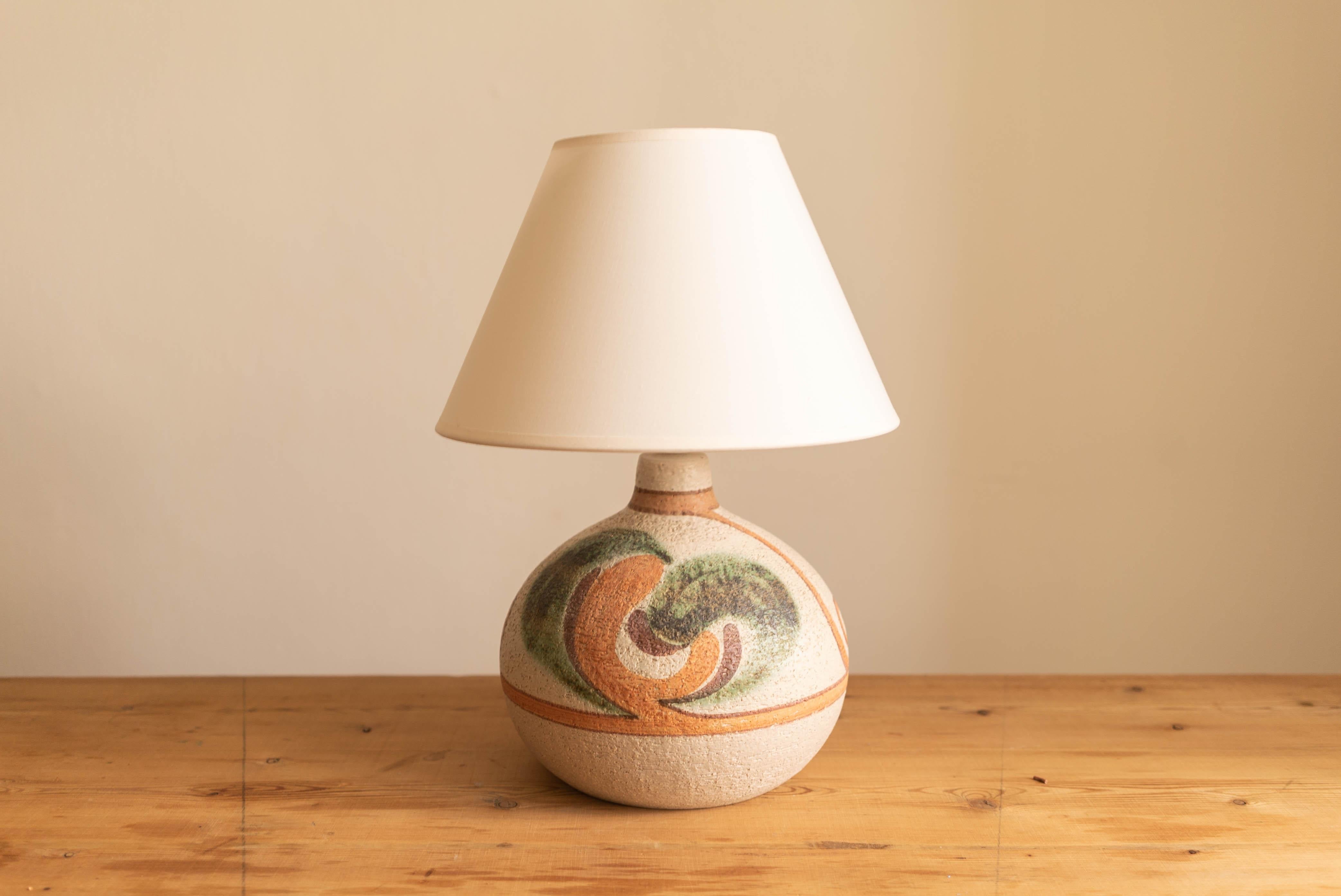 Small table lamp by NOOMI BACKHAUSEN for Søholm Stentøj, Denmark, 1960s.

Stamped and signed on the base.

Sold without lampshade. Height includes socket. Fully functional and in beautiful condition.