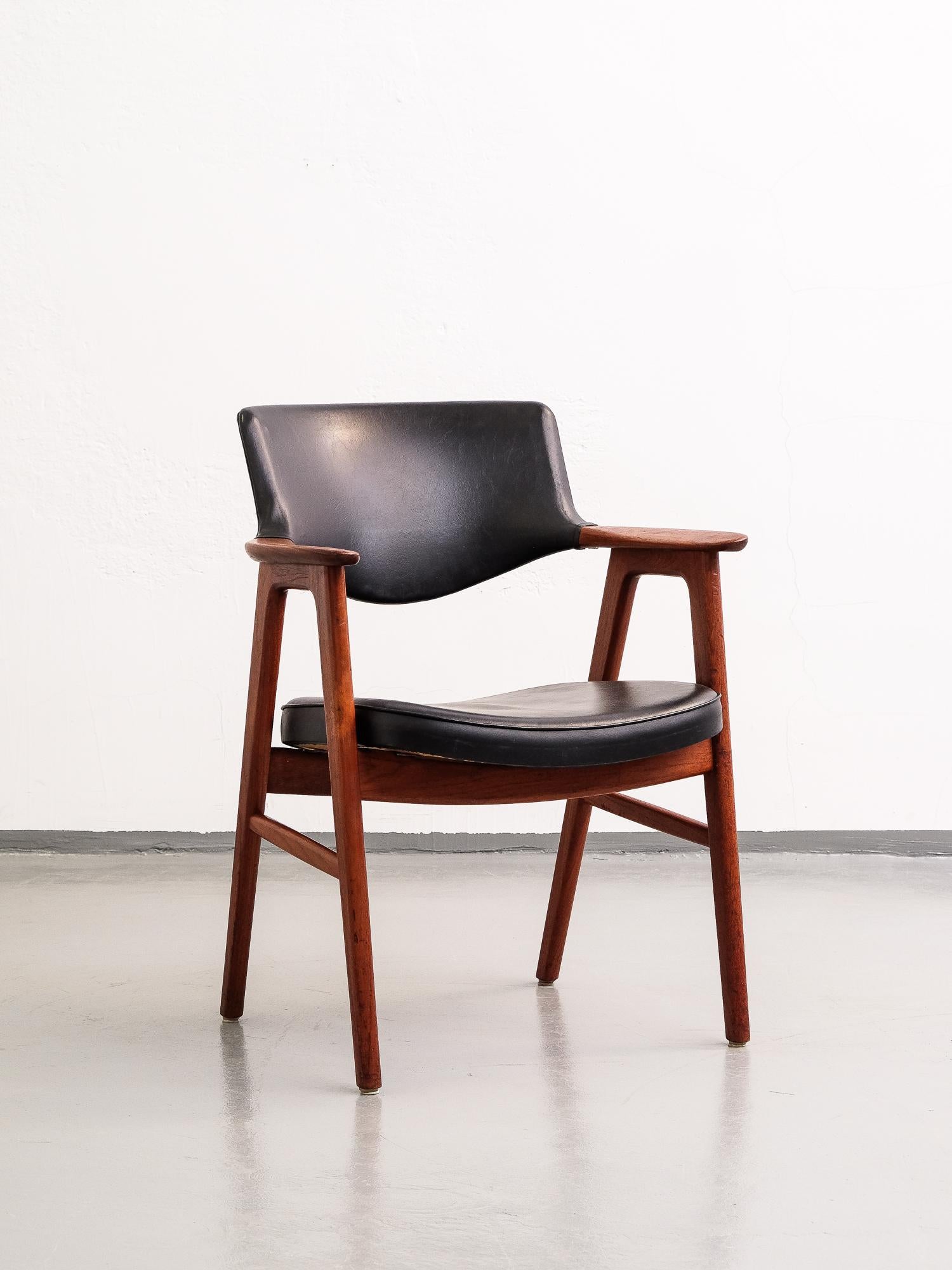 Wonderful Erik Kirkegaard Danish desk chair in teak designed for Høng Stolefabrik.
Very good vintage design with all original black high quality leather.