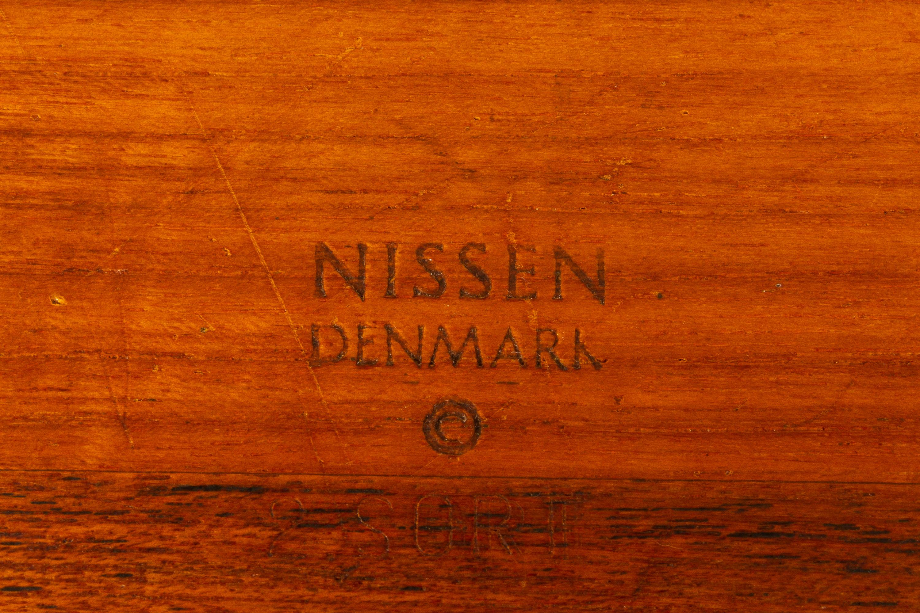 Dänische Teakholzschale aus der Mitte des Jahrhunderts von Nissen, 1960er im Angebot 1