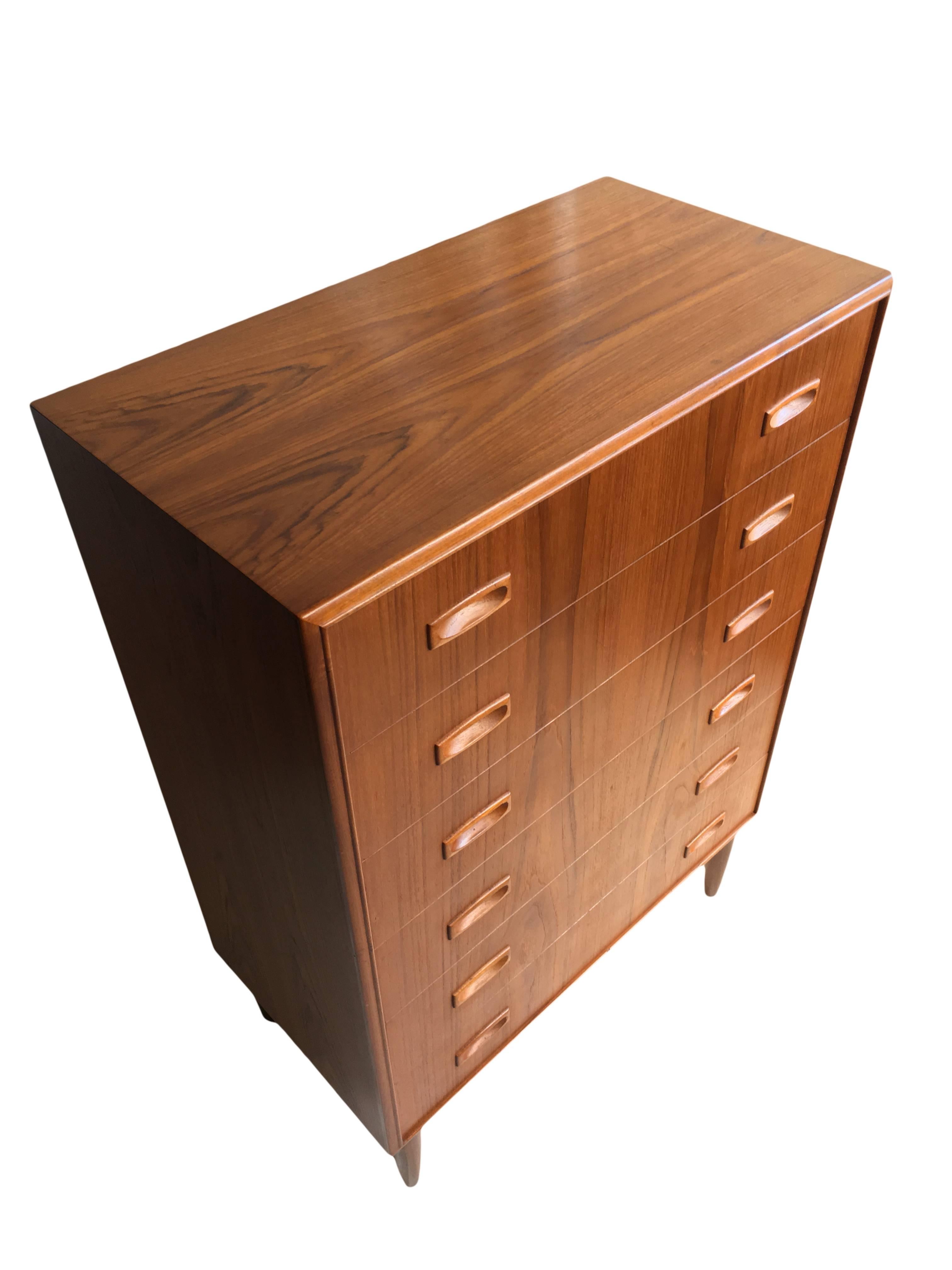 Danish Midcentury Teak Chest of Drawers In Good Condition In London, GB