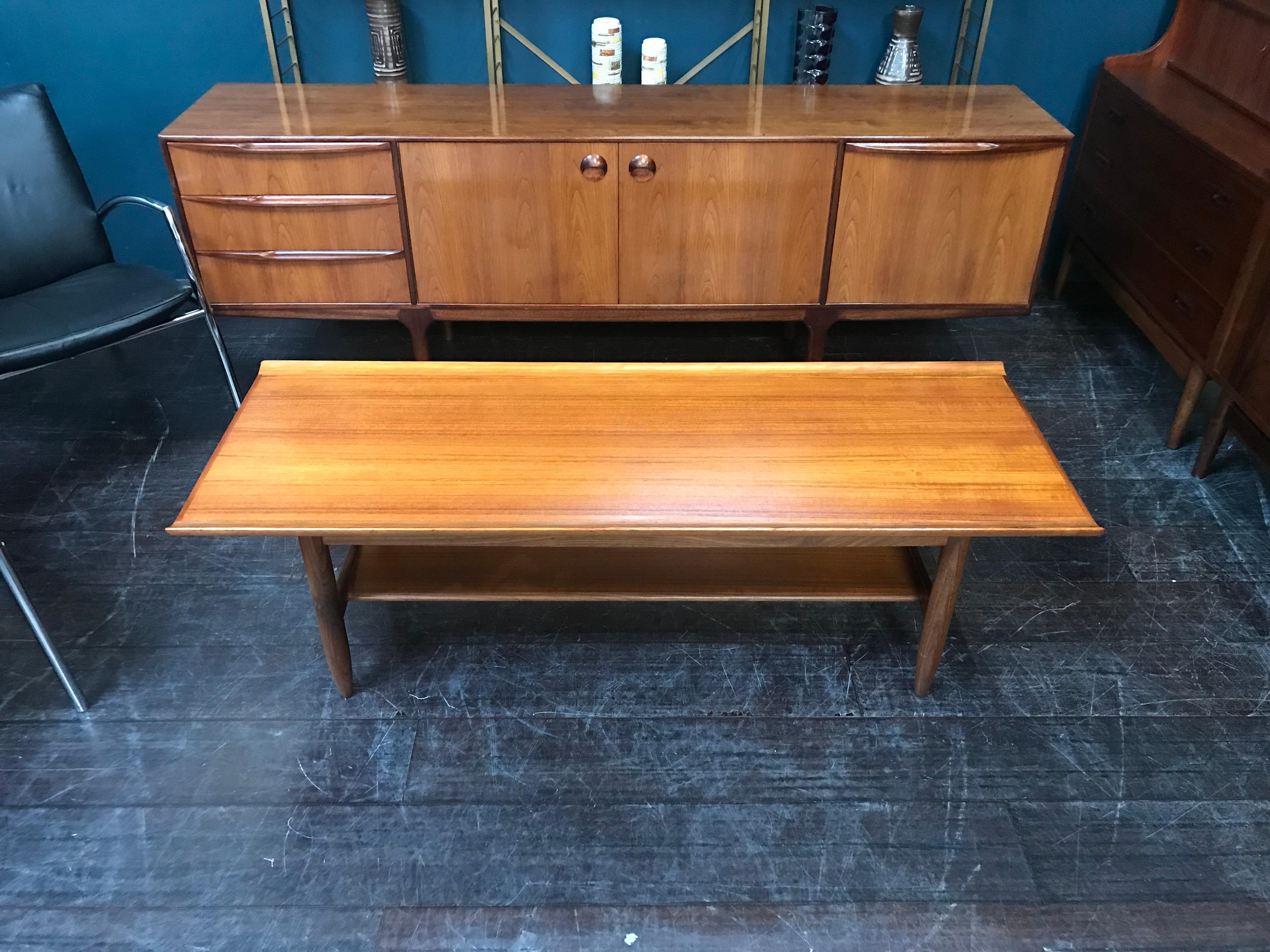 This teak coffee table was designed by Finn Juhl and manufactured by France & Son in Denmark in the 1960s. It is a truly stunning, long coffee table. The softly curved shaping of the two longer edges of the tabletop is beautiful both on the eye and