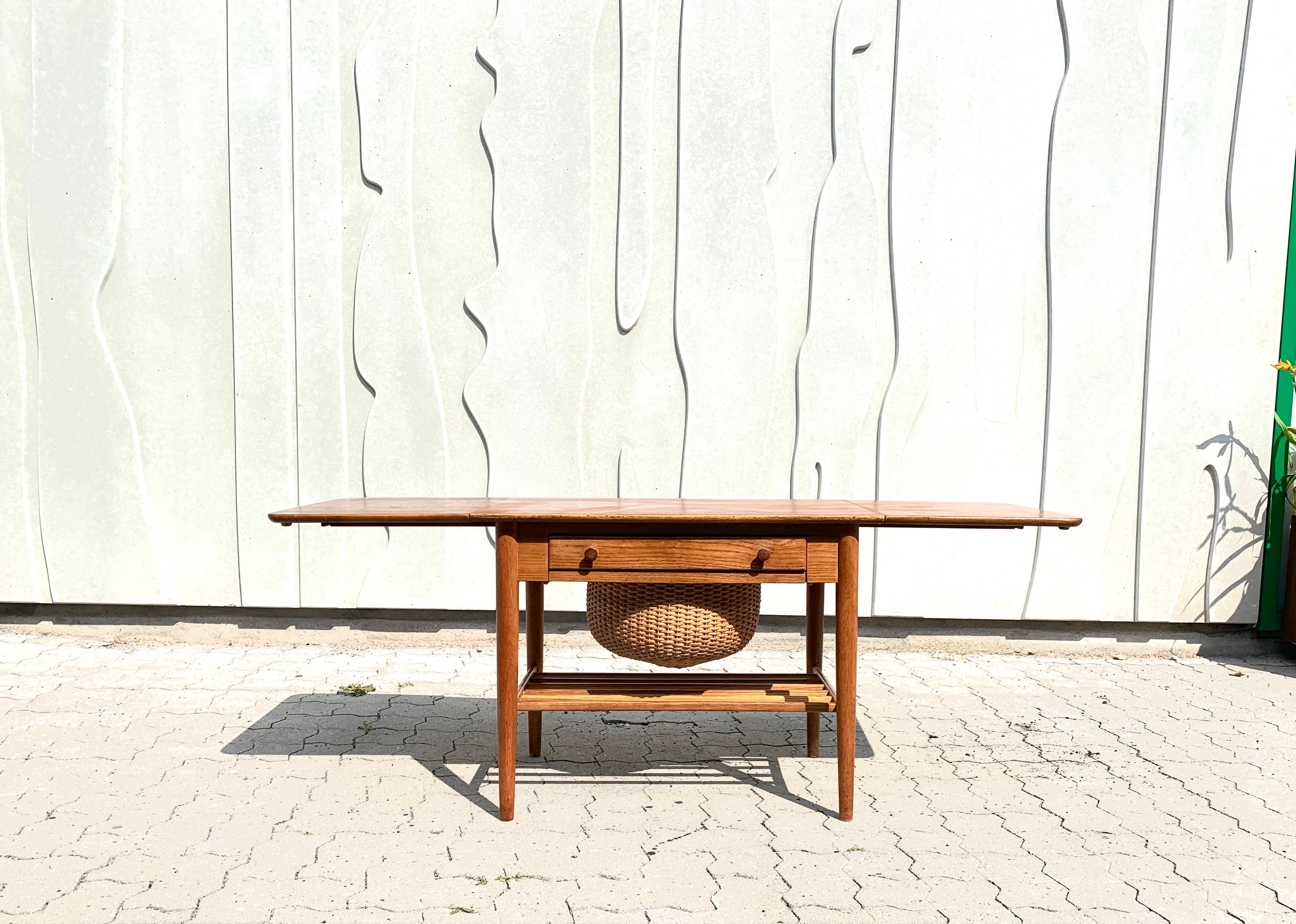 Danish sewing table/cabinet made of teak, in the style og Hans Jørgen Wegner AT 33 - Unique table featuring a drawer, a pull out basket and a table top that measures 77-147 cm.
