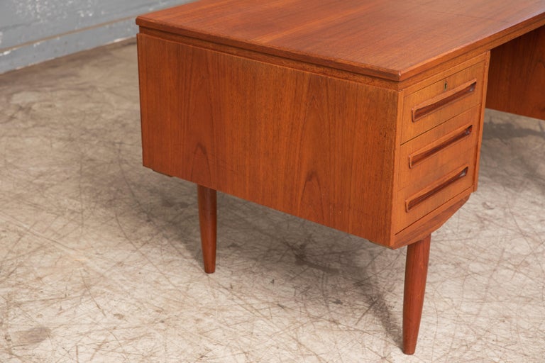 Danish Midcentury Teak Desk Attributed in the Style of Kai Kristiansen In Good Condition For Sale In Ridgefield, CT