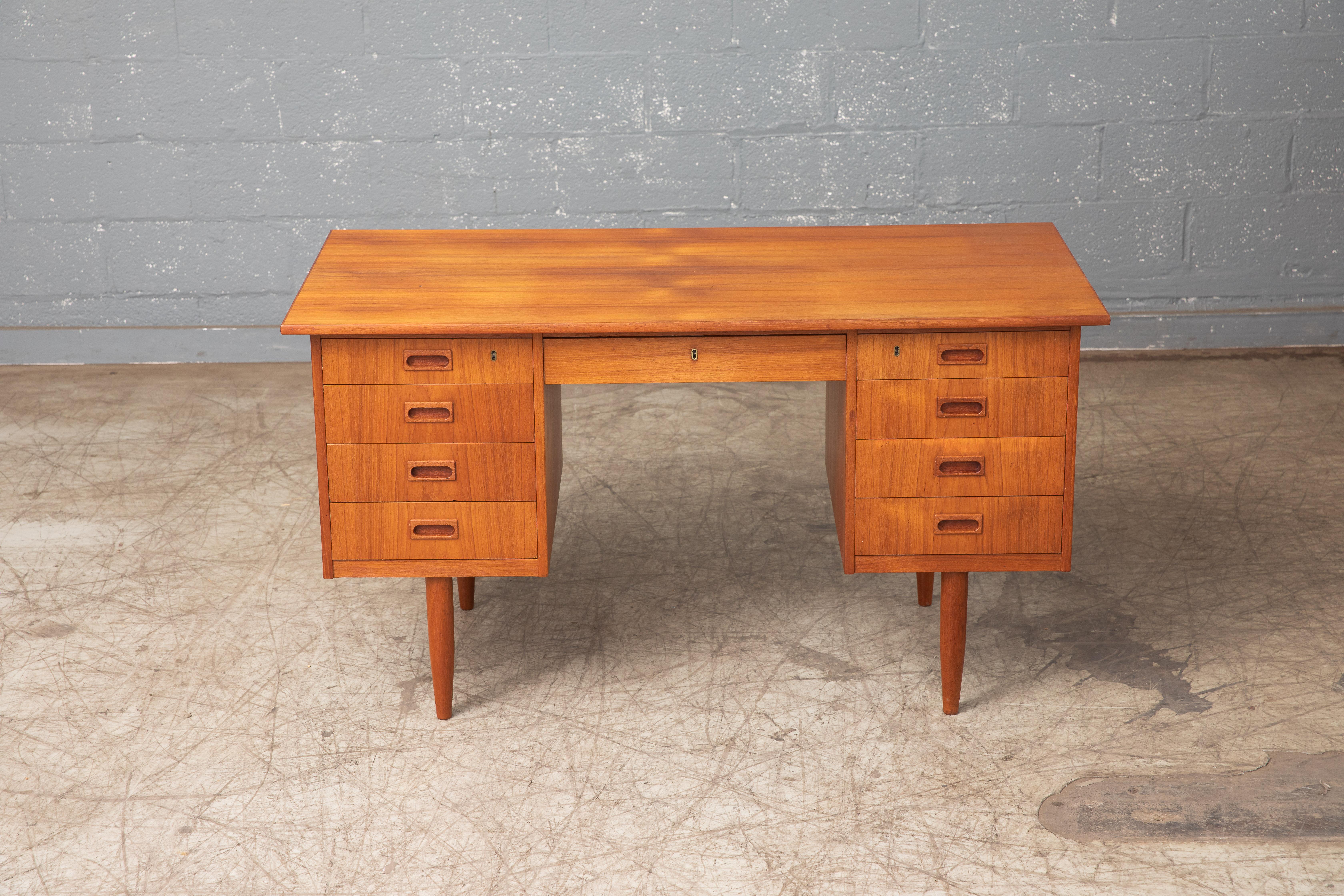 Danish Midcentury Teak Desk in the Style of Kai Kristiansen In Good Condition In Bridgeport, CT