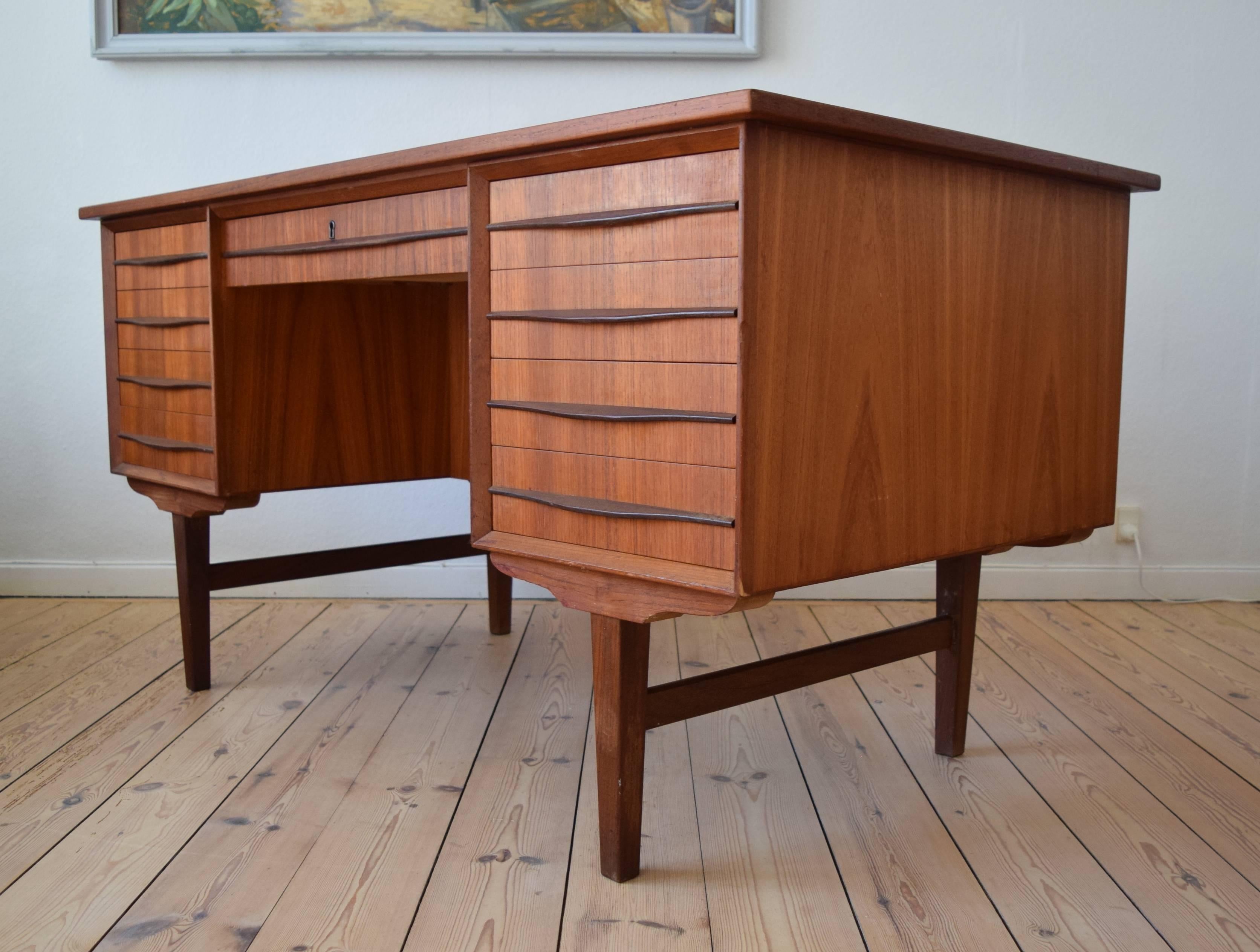 Danish Midcentury Teak Executive Desk, 1960s In Good Condition In Nyborg, DK