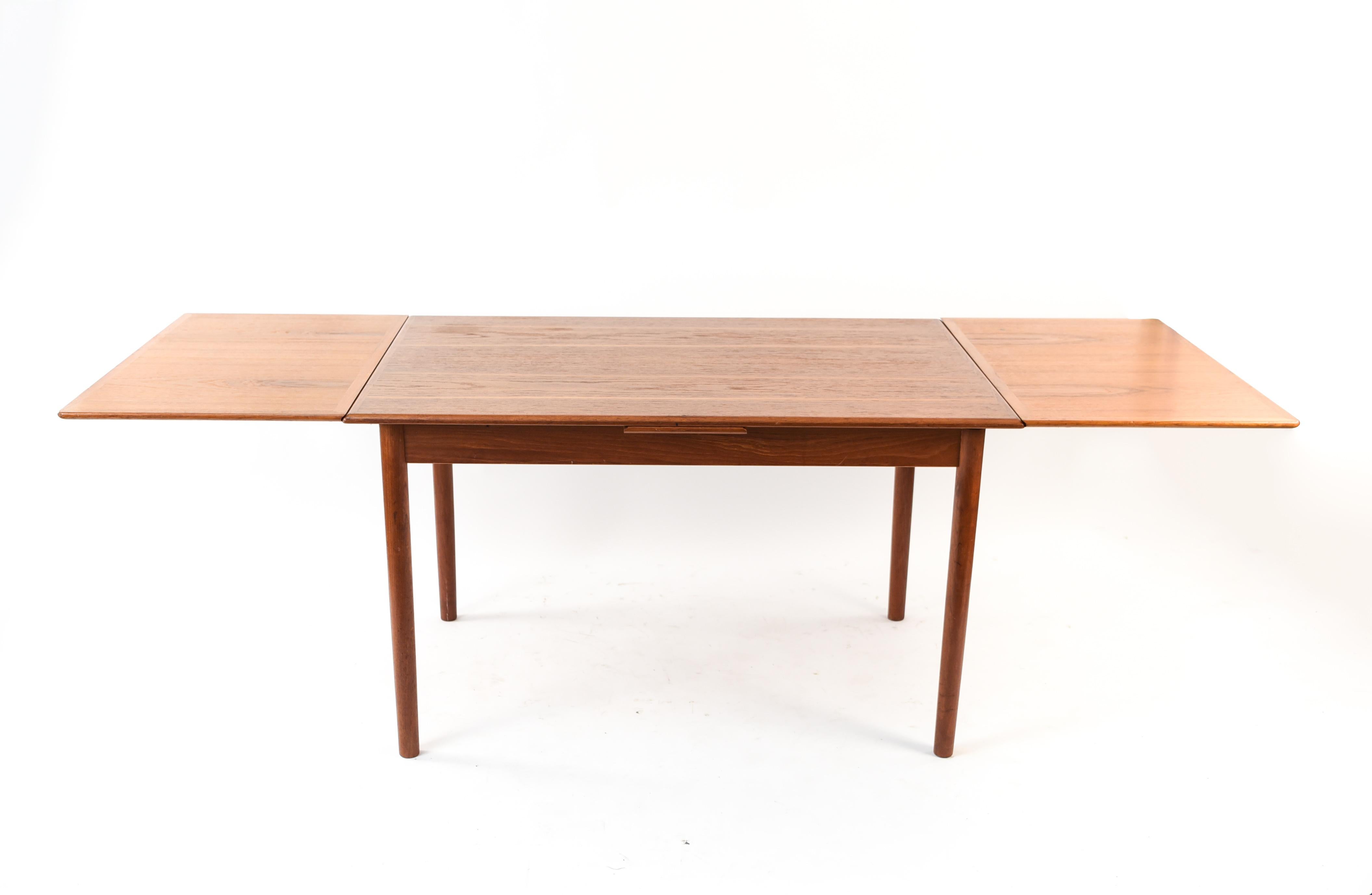 Danish Midcentury Teak Extending Dining Table In Good Condition In Norwalk, CT