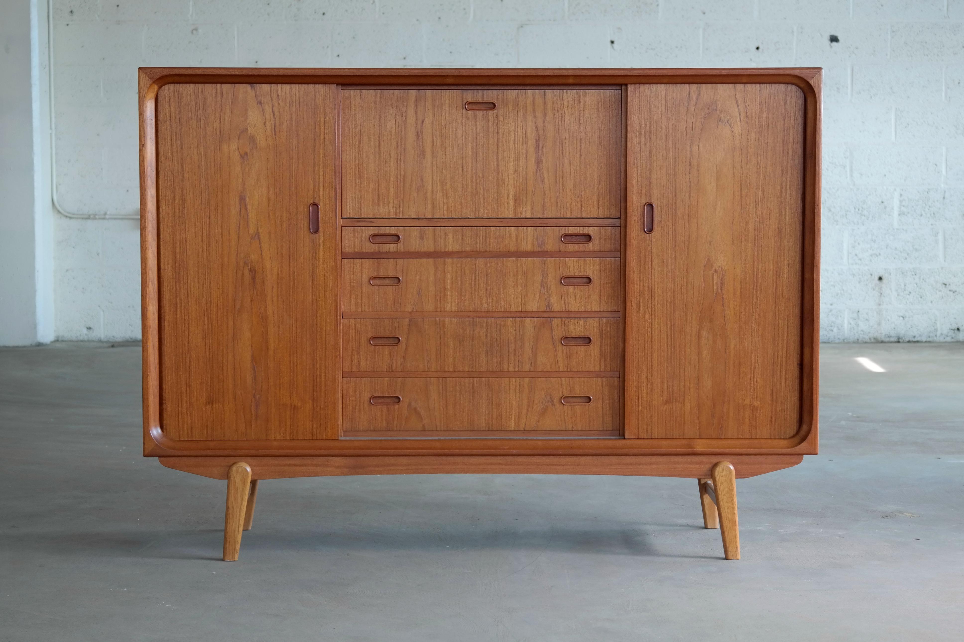 Fantastic Danish highboard attributed to HP Hansen and built sometime in the 1960. Elegant timeless design piece with a nice size and presence about it without being imposing. The build quality is of the highest caliber with all veneers are solid
