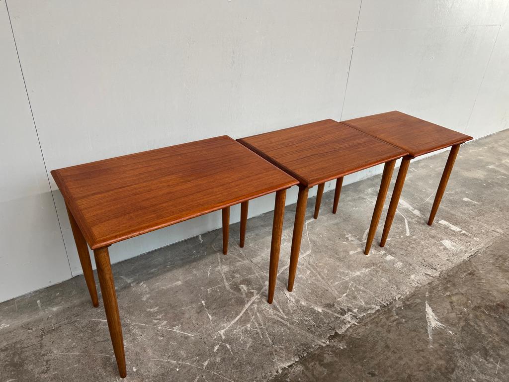 Tables gigognes danoises en teck du milieu du siècle par Poul Hundevad, vers les années 1960.

Un ensemble de trois tables gigognes en teck conçues par Poul Hundevad et fabriquées.
par Fabian au Danemark.

Les pieds coniques de la petite table et de