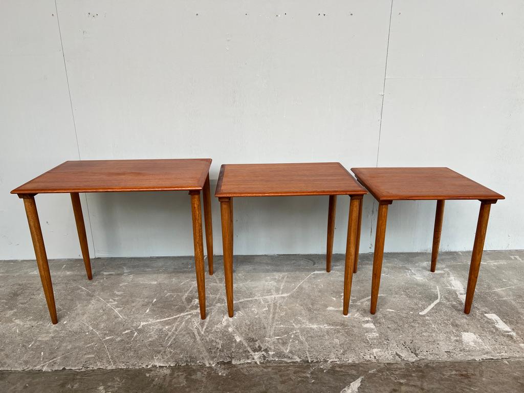 Danois Tables gigognes danoises en teck du milieu du siècle par Poul Hundevad, vers les années 1960. en vente
