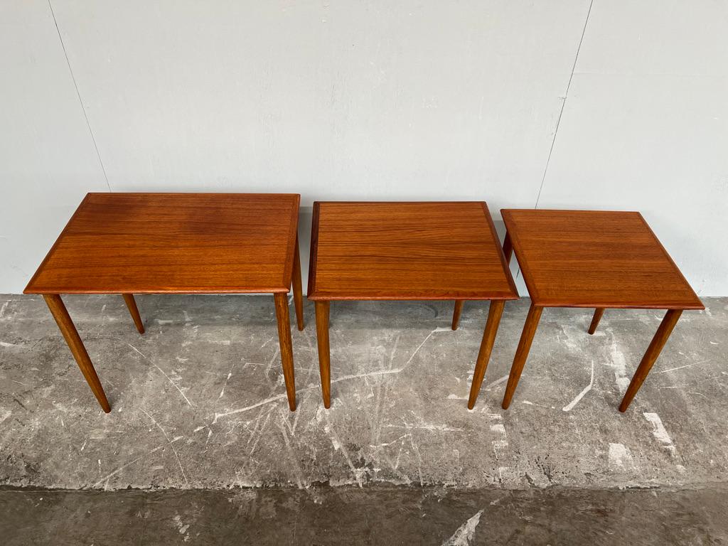 Tables gigognes danoises en teck du milieu du siècle par Poul Hundevad, vers les années 1960. Bon état - En vente à Markington, GB