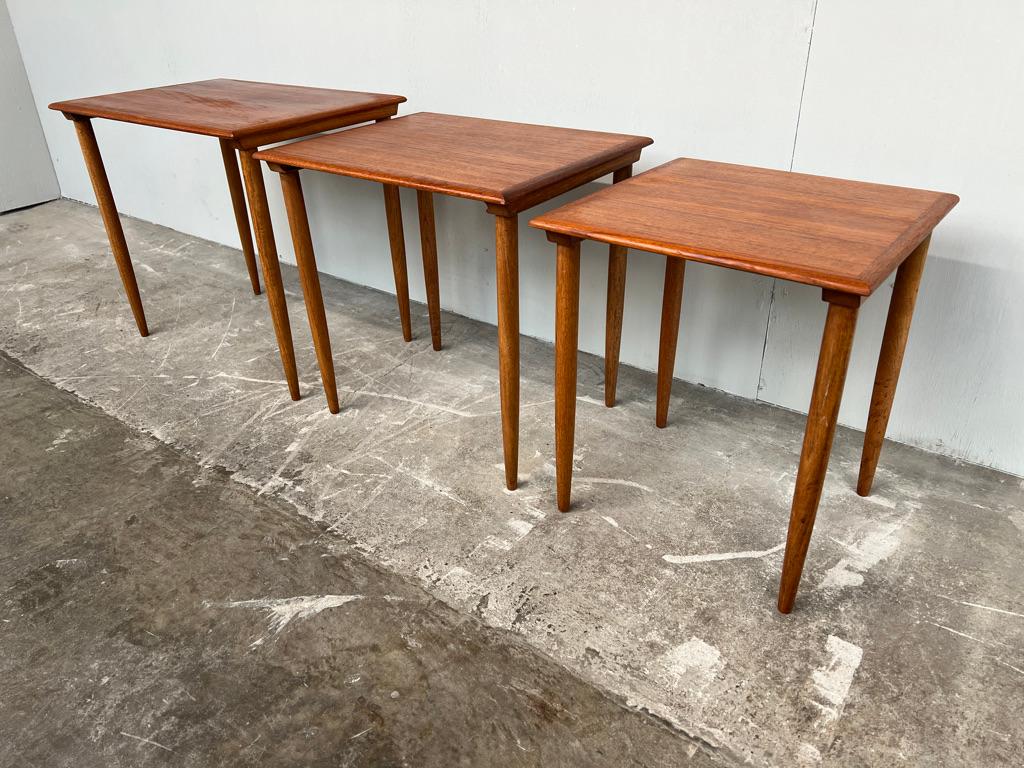 20ième siècle Tables gigognes danoises en teck du milieu du siècle par Poul Hundevad, vers les années 1960. en vente