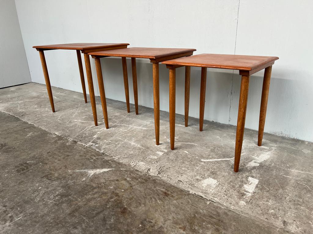 Teck Tables gigognes danoises en teck du milieu du siècle par Poul Hundevad, vers les années 1960. en vente