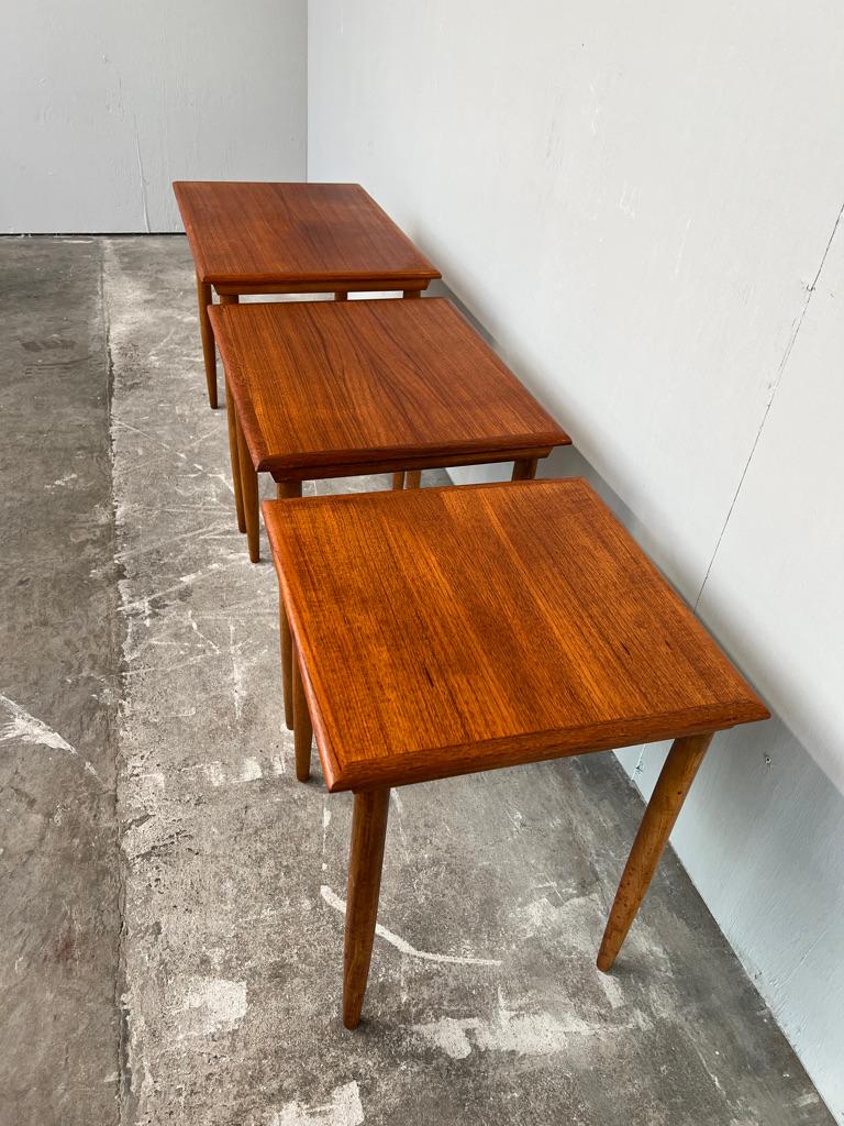 Tables gigognes danoises en teck du milieu du siècle par Poul Hundevad, vers les années 1960. en vente 1