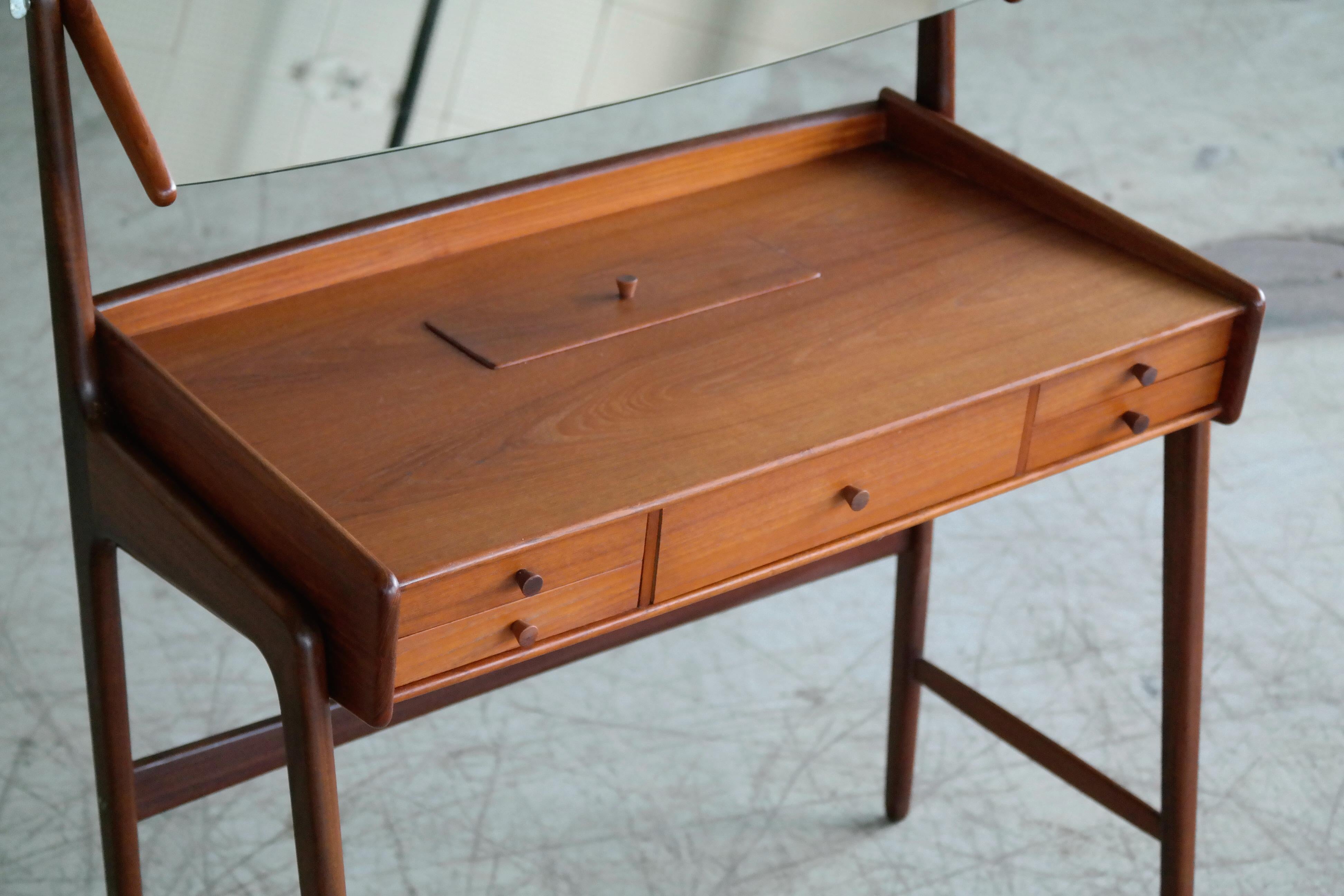 Danish Midcentury Teak Vanity or Small Dressing Table, Denmark, 1950s In Good Condition In Bridgeport, CT