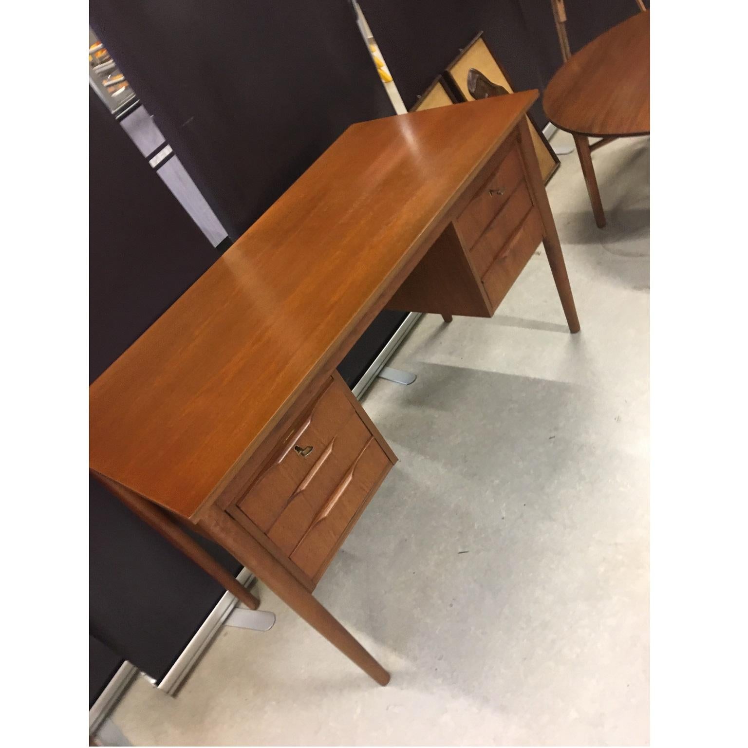 Dänischer Teak-Schreibtisch mit sechs Schubladen:: um 1960er Jahre (Moderne der Mitte des Jahrhunderts)