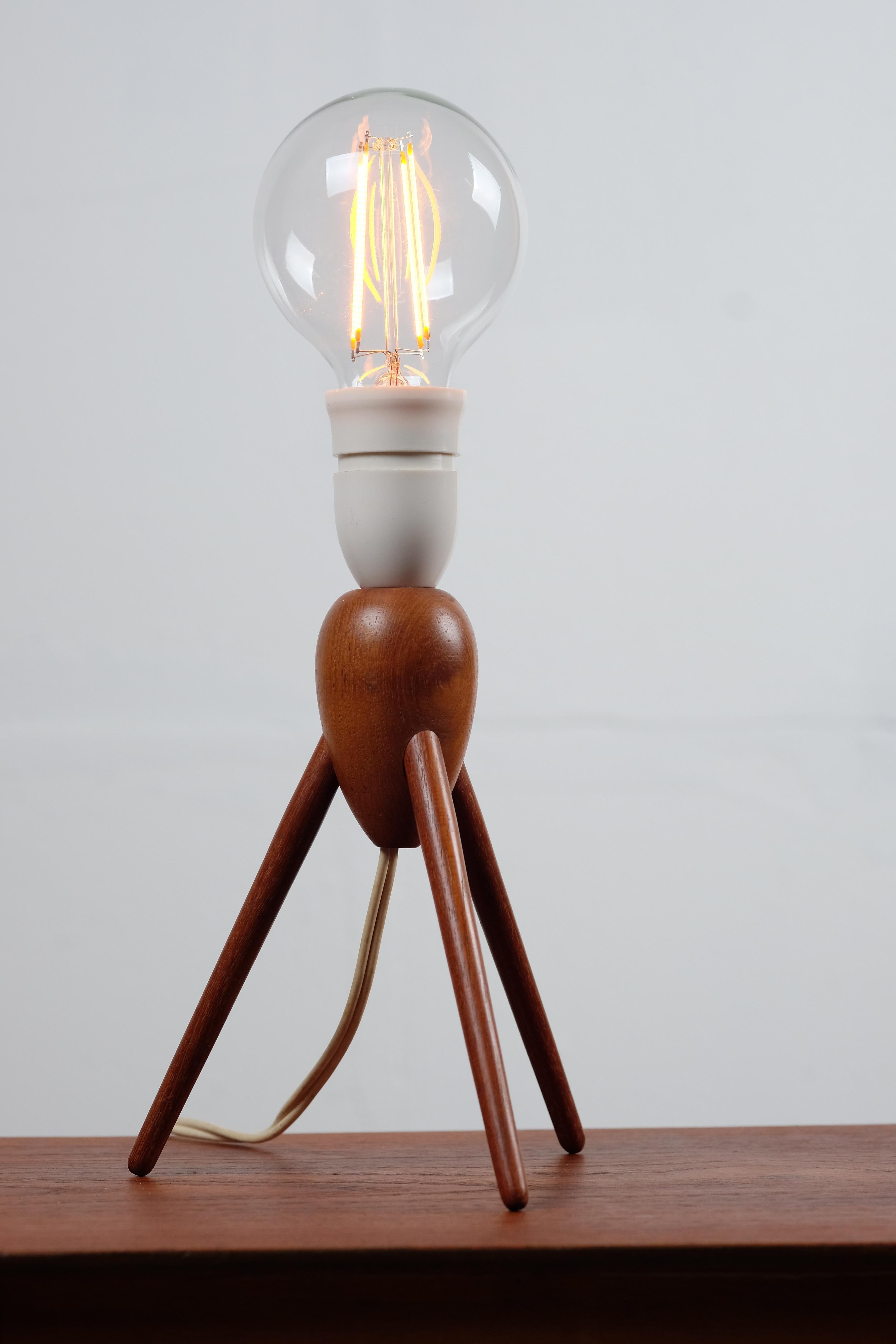 Danish Midcentury Three-Legged Teak Table Lamp In Good Condition In Middelfart, Fyn