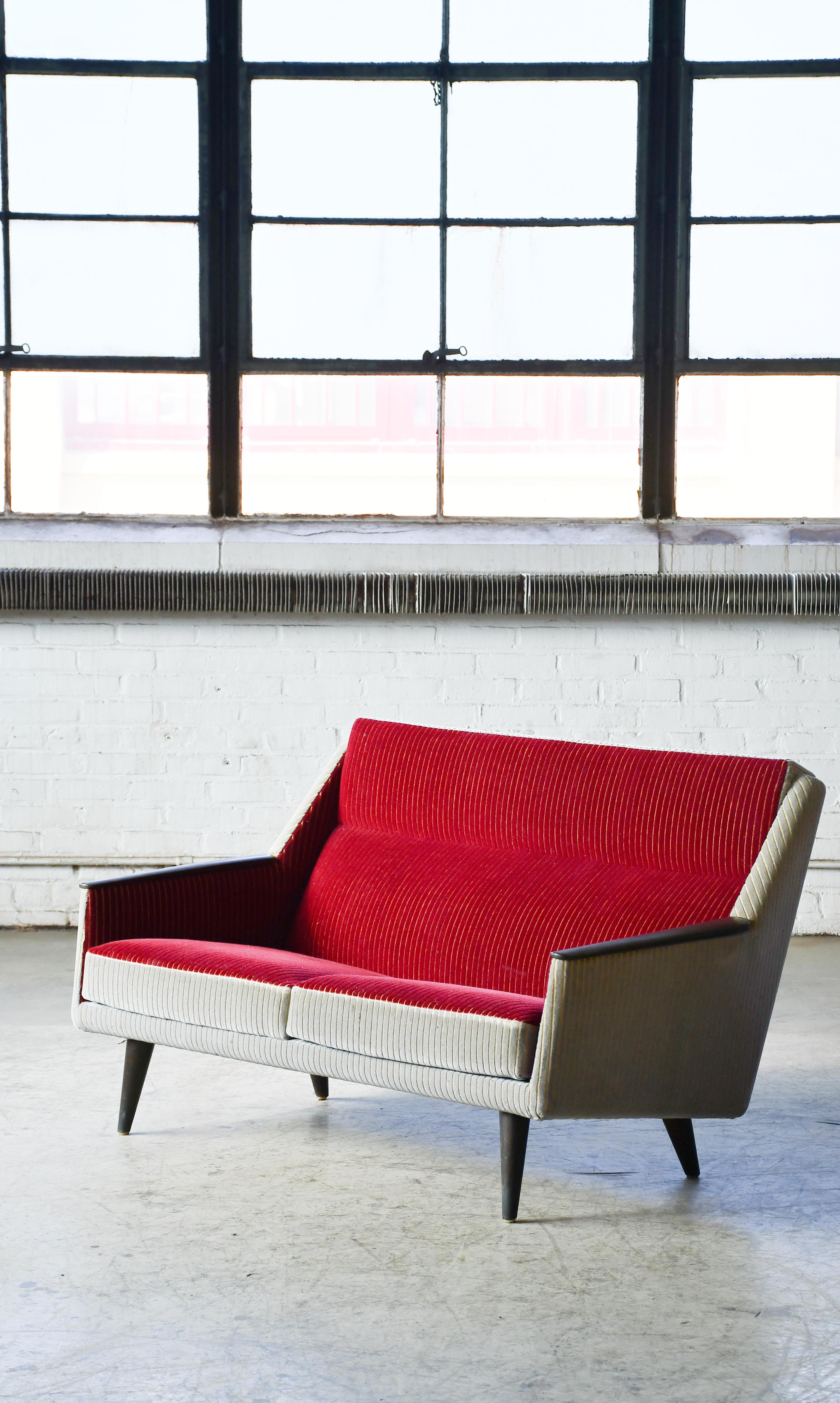 Divano danese a due posti ultracool del 1950 circa. Non conosciamo il designer e il produttore, ma il pezzo incarna lo stile del 1950 circa. Stavamo iniziando a vedere profili più bassi di mobili, grazie all'introduzione di nuovi metodi di