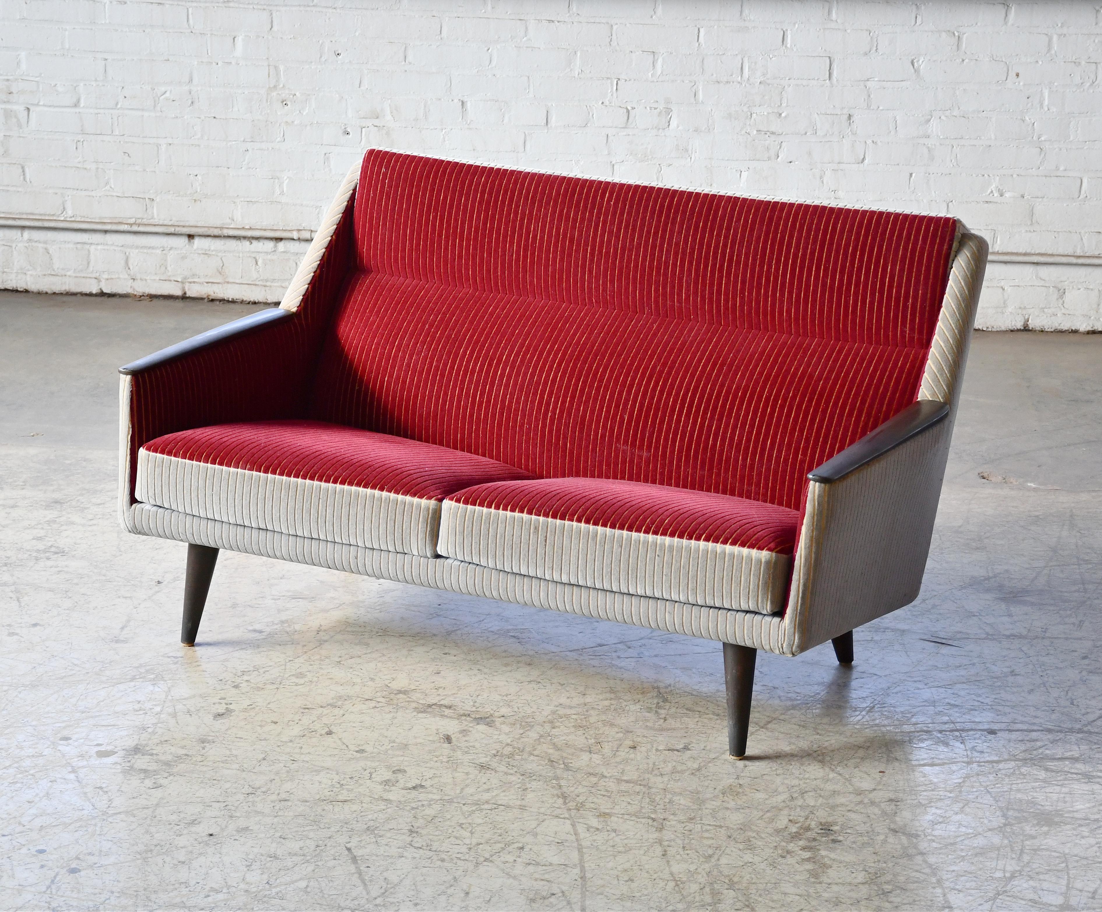 Mid-Century moderno Divano o divano danese bicolore del Medioevo con accenti di Wood 1950 ca. in vendita