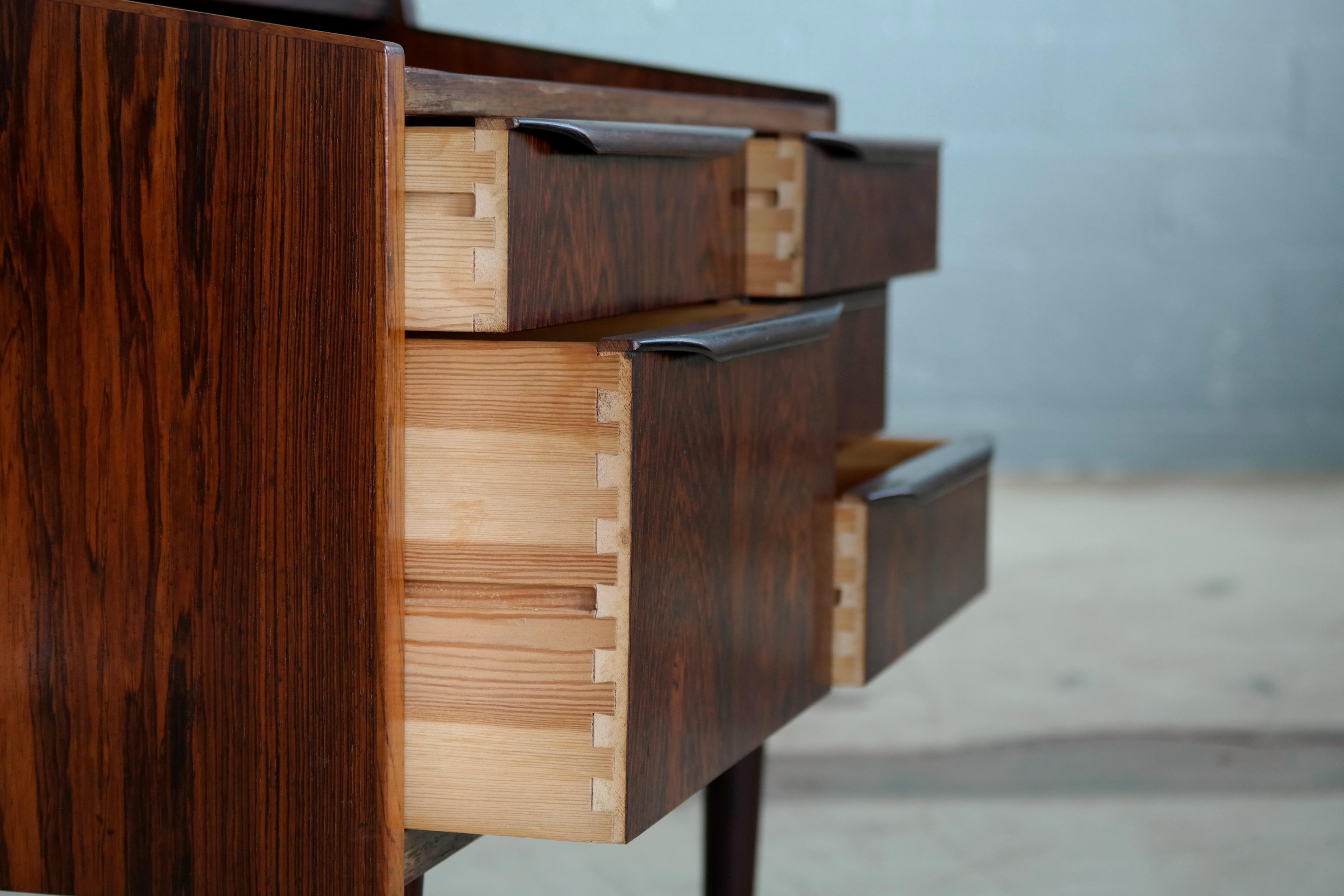 Danish Midcentury Vanity or Dressing Table in Rosewood with Mirror and Drawers im Zustand „Gut“ in Bridgeport, CT