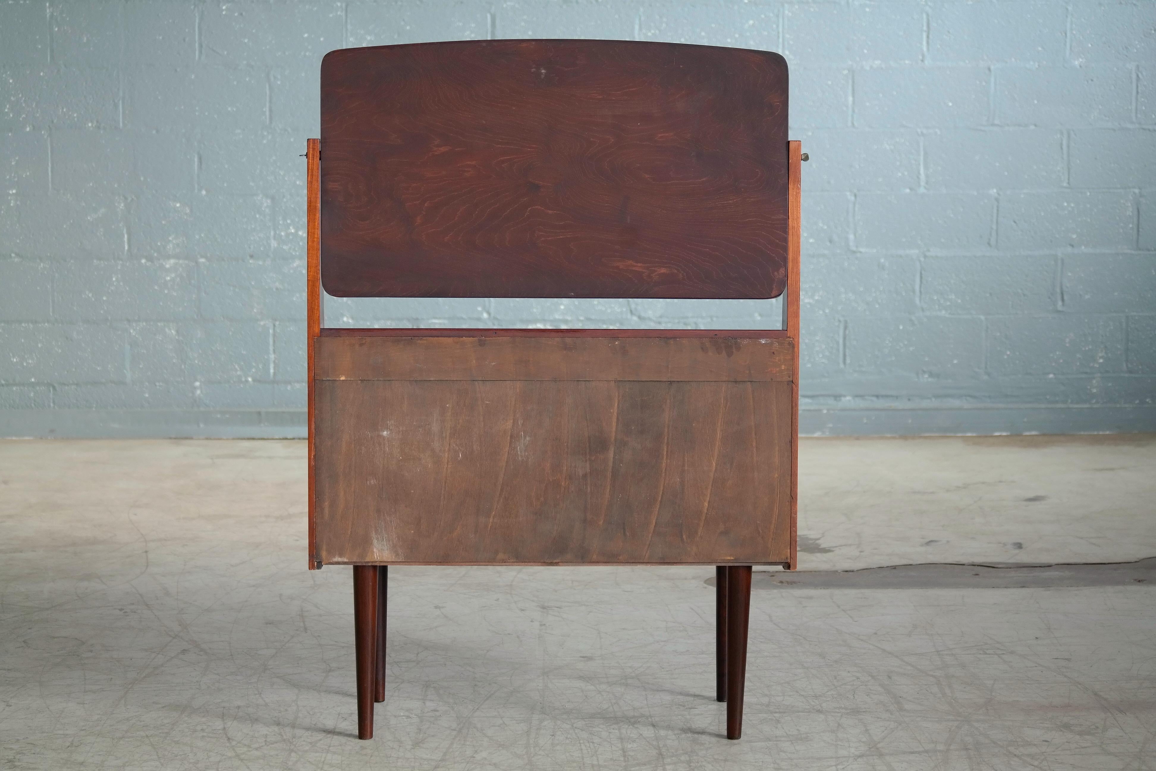 Danish Midcentury Vanity or Dressing Table in Rosewood with Mirror and Drawers In Good Condition In Bridgeport, CT