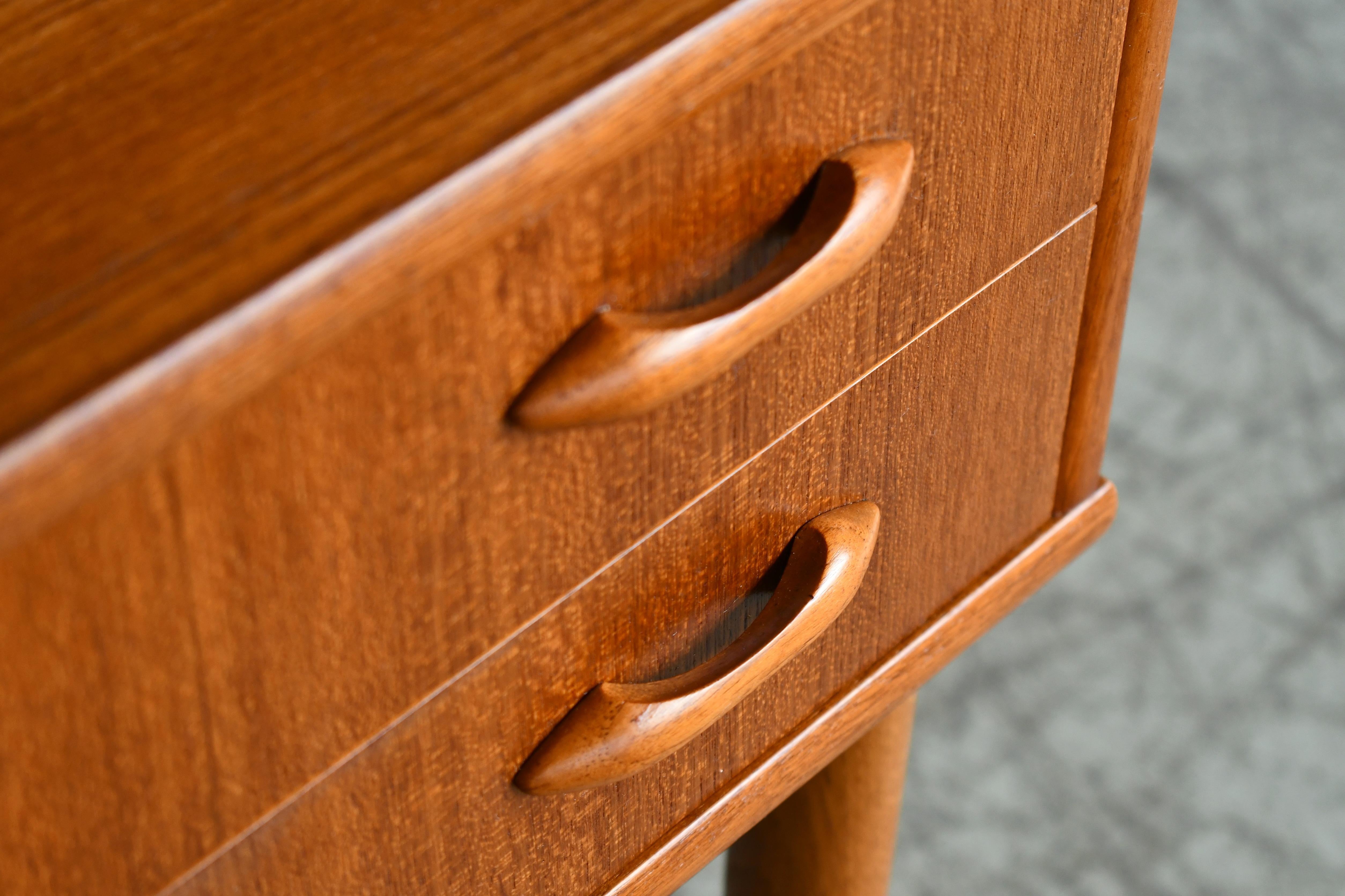 Danish Midcentury Vanity or Dressing Table in Teak with Mirror and Drawers In Good Condition In Bridgeport, CT