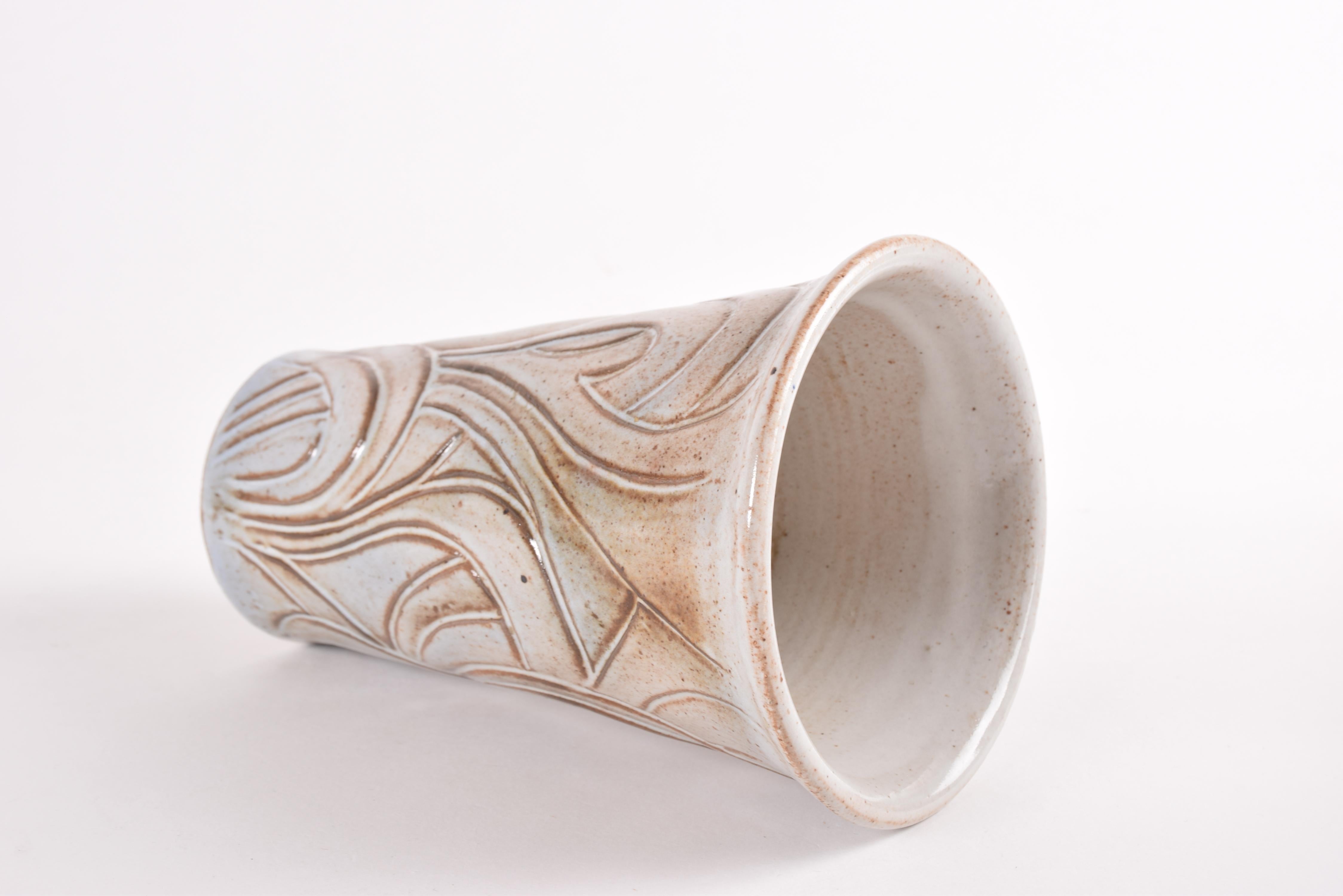 Vase danois du milieu du siècle Forme organique par L. Hjorth Ceramic Attribué à Eva Sjögren en vente 3