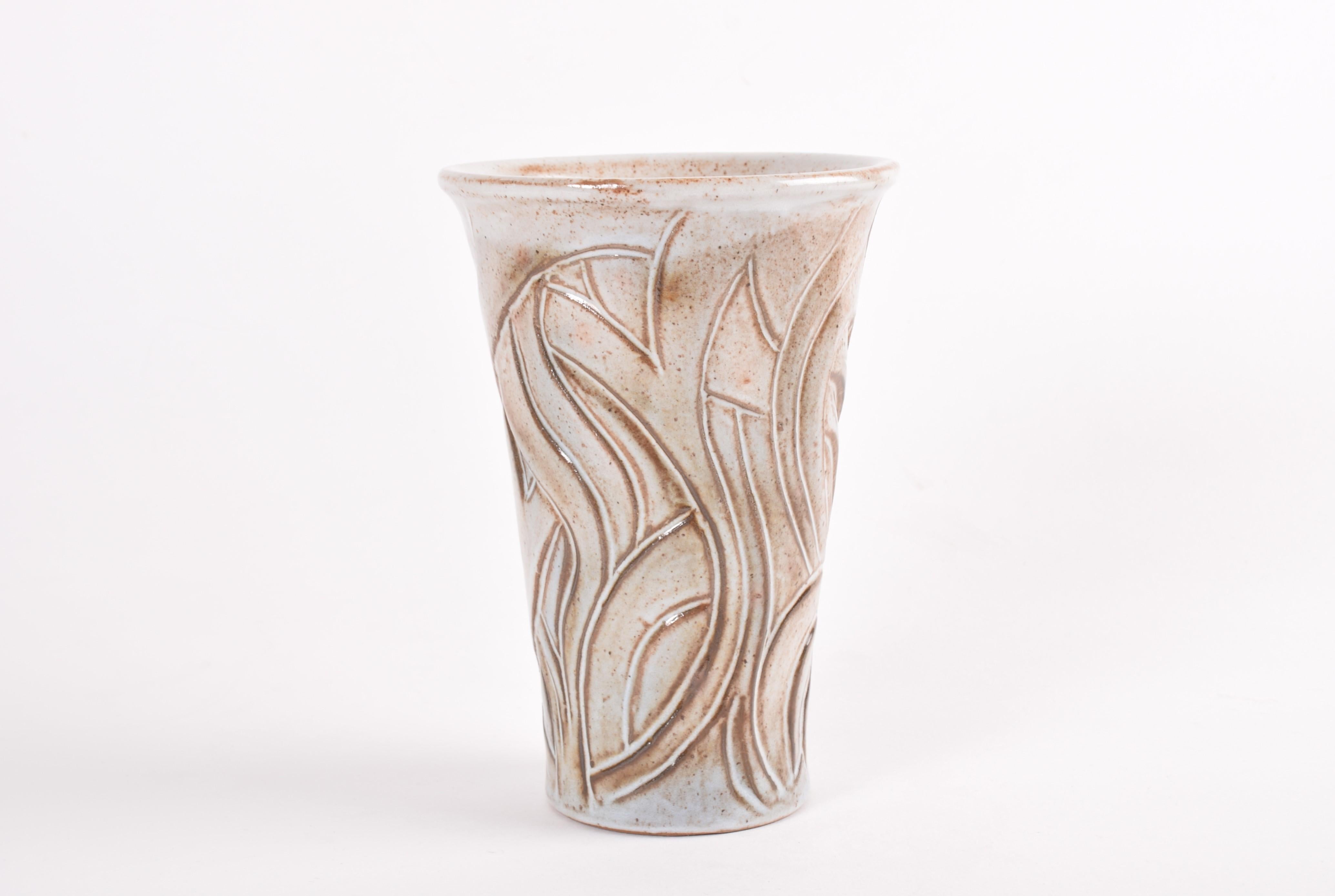 Vase en céramique de forme organique du studio de céramique danois L. Hjorth. Le design est très probablement l'œuvre d'Eva Sjögren (1930-2019). Fabriqué dans les années 1950.

Elle a une belle glaçure beige et brune avec des mouchetures et un peu