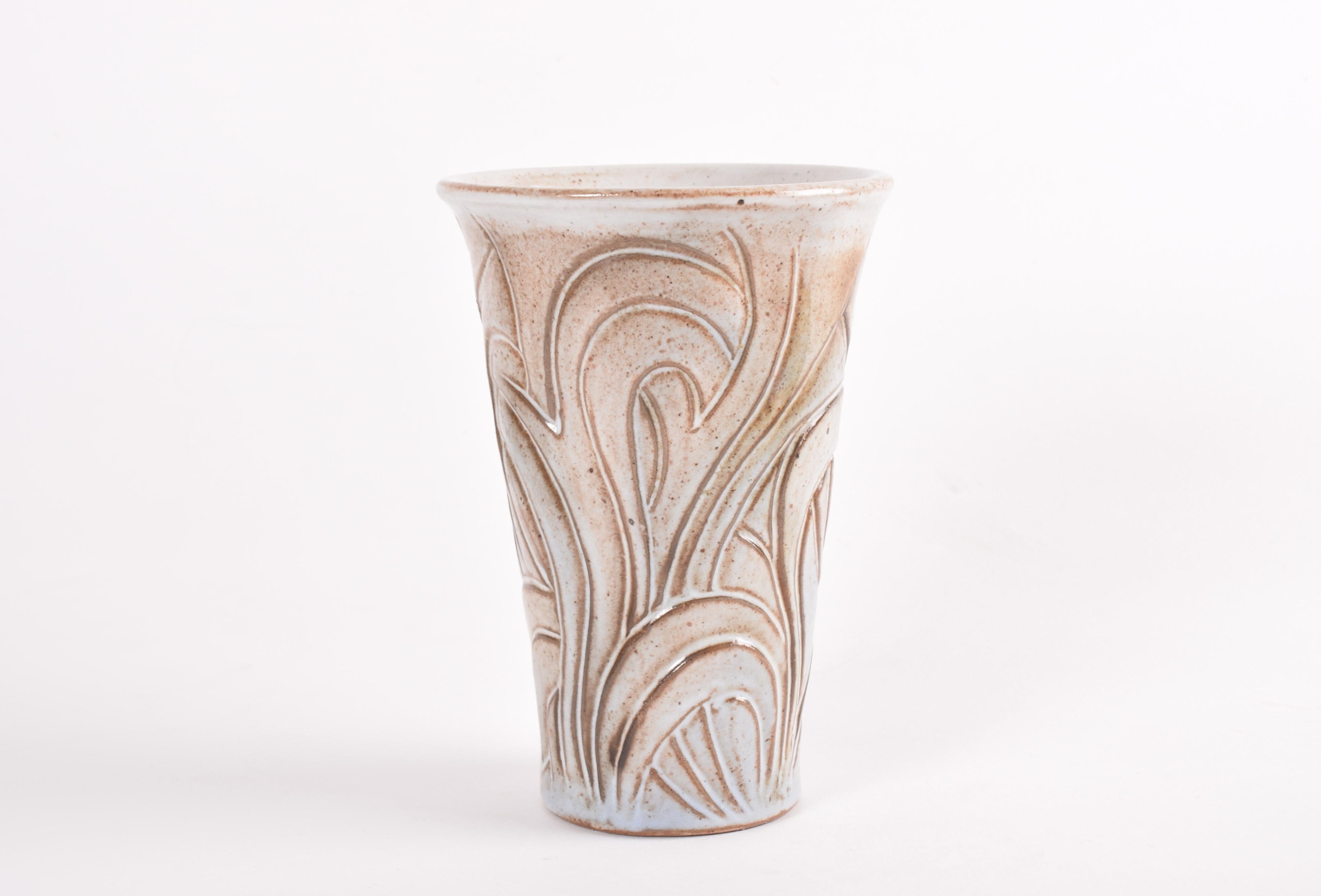 Danois Vase danois du milieu du siècle Forme organique par L. Hjorth Ceramic Attribué à Eva Sjögren en vente